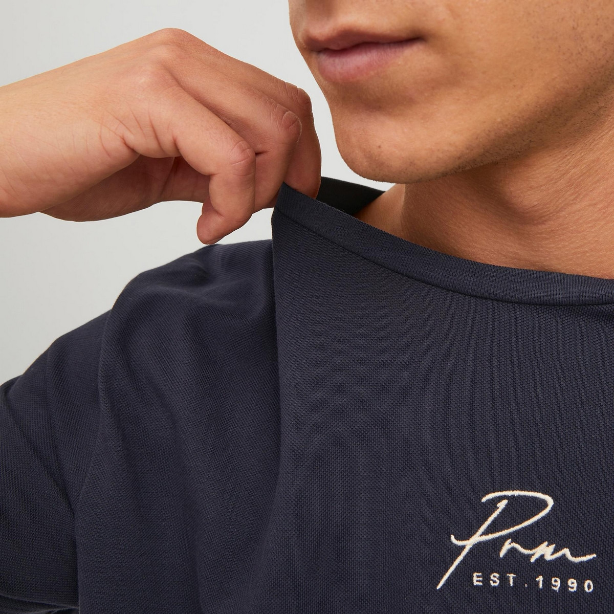 تي شيرت رجالي من جاك آند جونز بأكمام قصيرة و ياقة مستديرة سادة مع أزرق كحلي-men-clothing-tshirtsandpolos-tshirts-image-7
