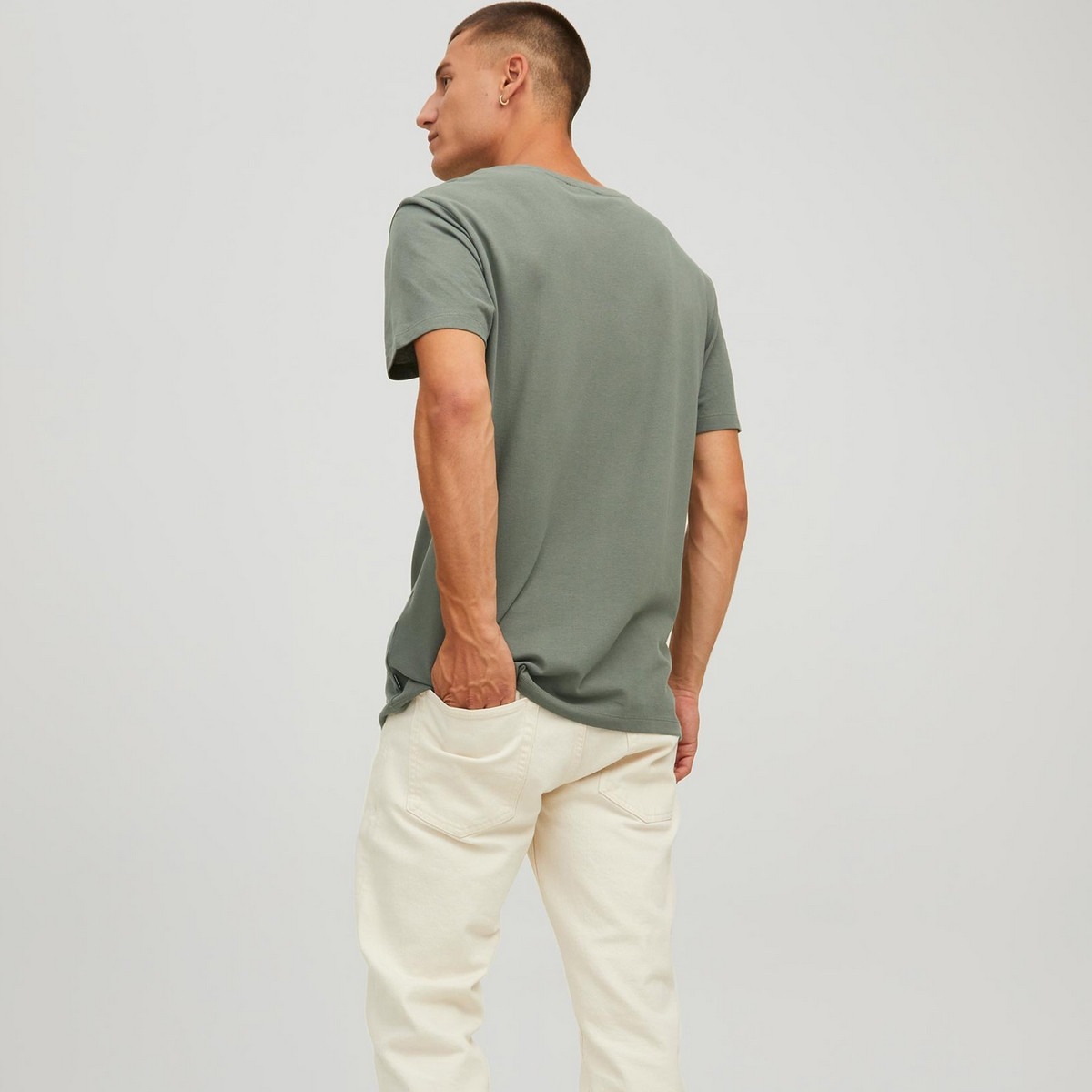 تي شيرت رجالي من جاك آند جونز بأكمام قصيرة و ياقة مستديرة سادة مع أزرق كحلي-men-clothing-tshirtsandpolos-tshirts-image-9