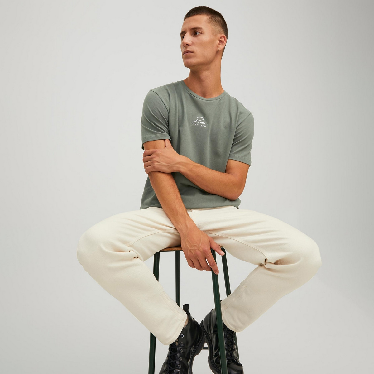 تي شيرت رجالي من جاك آند جونز بأكمام قصيرة و ياقة مستديرة سادة مع أزرق كحلي-men-clothing-tshirtsandpolos-tshirts-image-13