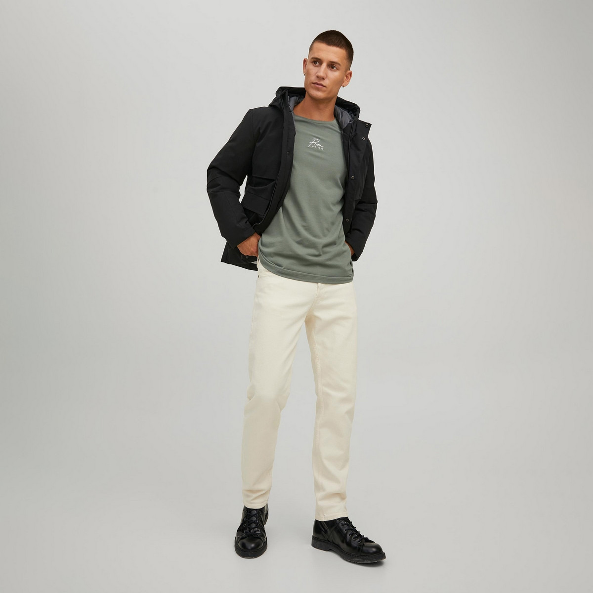 تي شيرت رجالي من جاك آند جونز بأكمام قصيرة و ياقة مستديرة سادة مع أزرق كحلي-men-clothing-tshirtsandpolos-tshirts-image-14