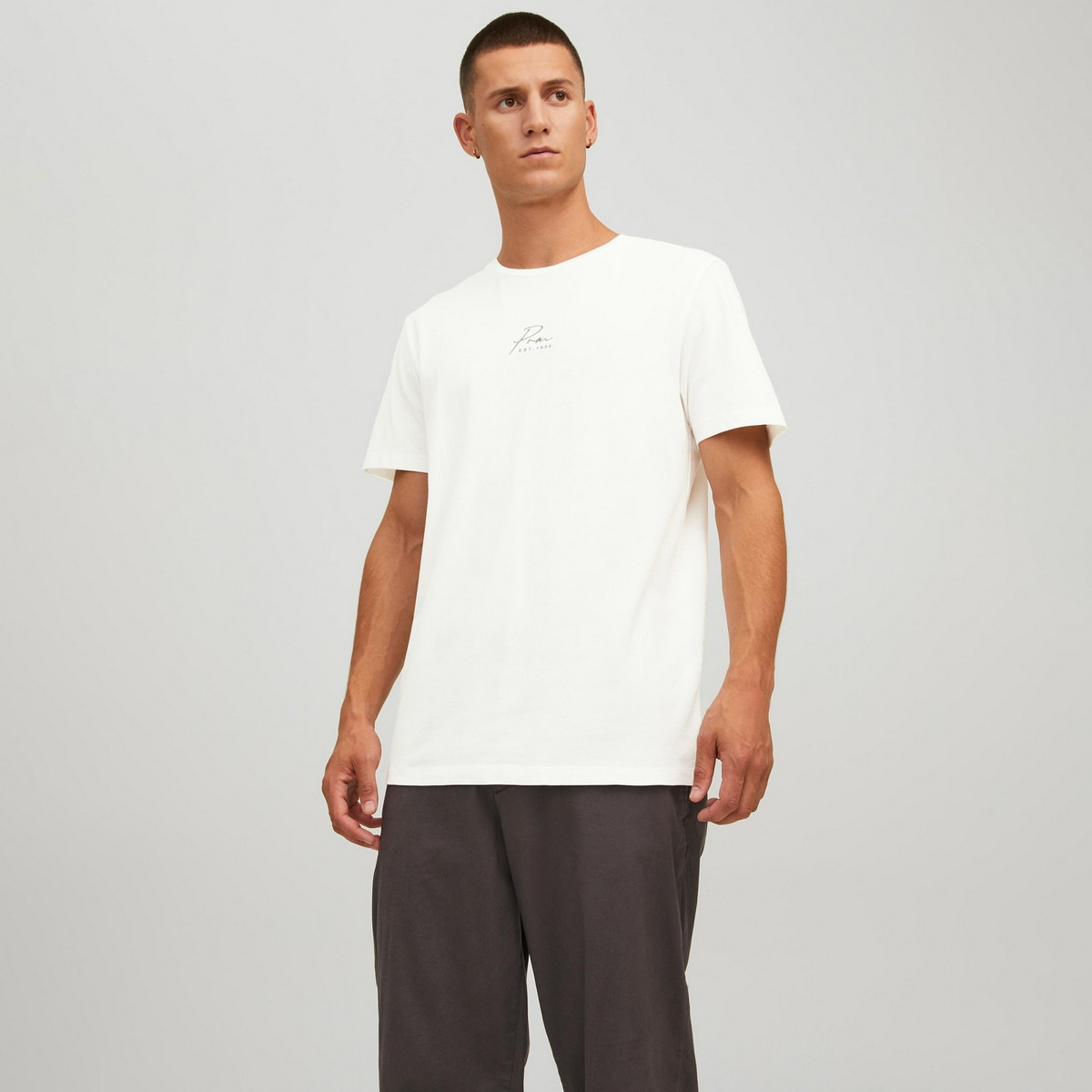 تي شيرت رجالي من جاك آند جونز بأكمام قصيرة و ياقة مستديرة سادة مع أزرق كحلي-men-clothing-tshirtsandpolos-tshirts-image-15