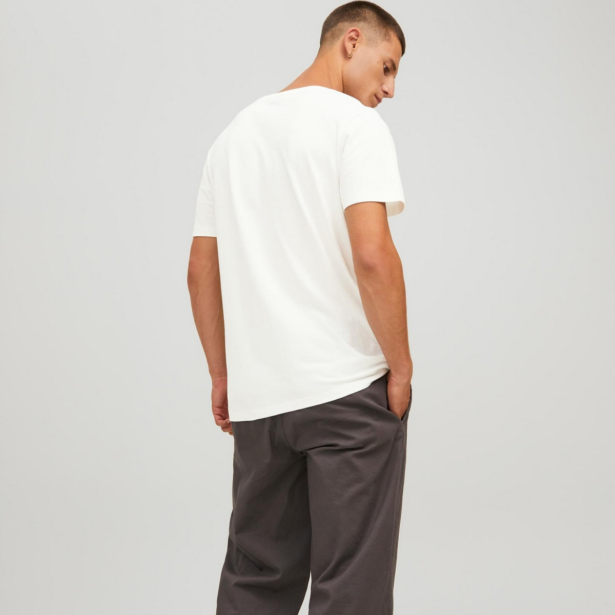 تي شيرت رجالي من جاك آند جونز بأكمام قصيرة و ياقة مستديرة سادة مع أزرق كحلي-men-clothing-tshirtsandpolos-tshirts-image-16