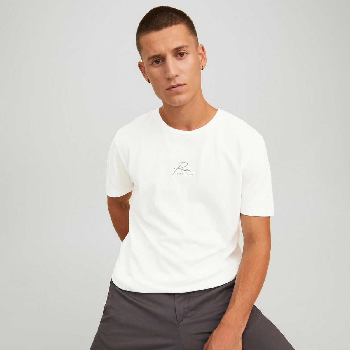 تي شيرت رجالي من جاك آند جونز بأكمام قصيرة و ياقة مستديرة سادة مع أزرق كحلي-men-clothing-tshirtsandpolos-tshirts-image-18
