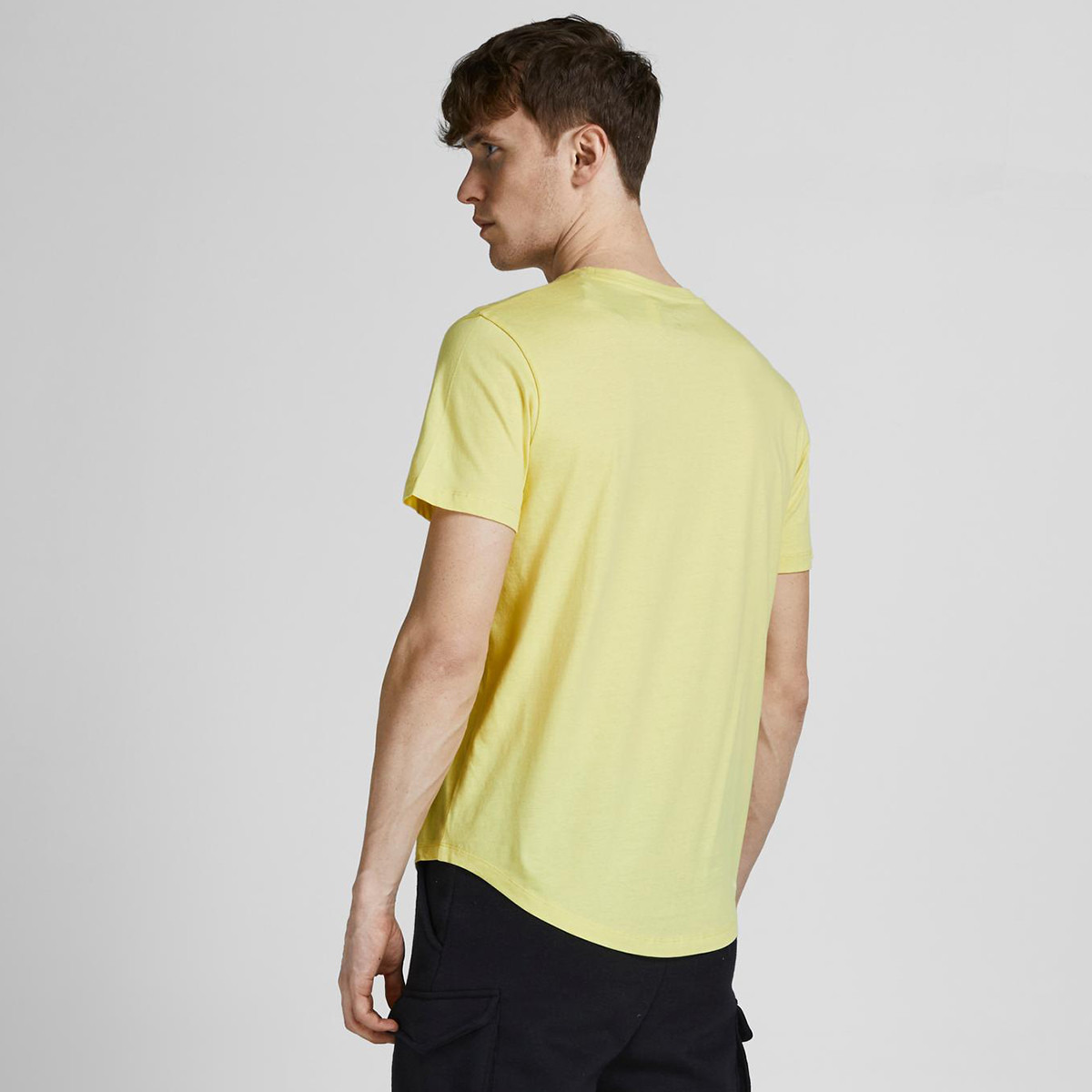 تي شيرت جاك آند جونز  رجالي أصفر بأكمام قصيرة وياقة دائرية و مطبوعة-men-clothing-tshirtsandpolos-tshirts-image-2