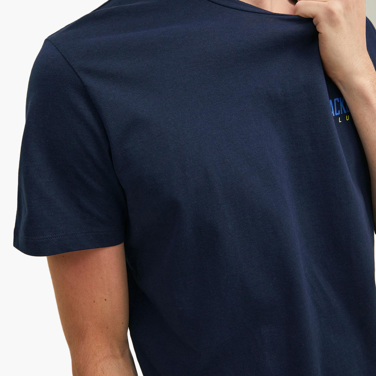 قميص رجالي من جاك وجوكس بأكمام قصيرة وياقة دائرية وشعار أزرق كحلي-men-clothing-tshirtsandpolos-tshirts-image-6