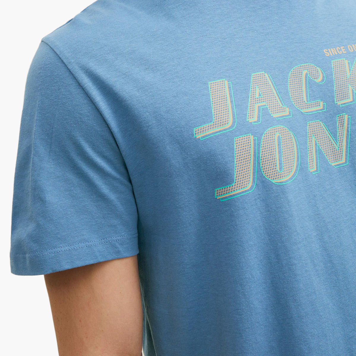القميص من النوع الثقيل جاك آند جونز رجالي بأكمام قصيرة وياقة دائرية وشعار أزرق-men-clothing-tshirtsandpolos-tshirts-image-2