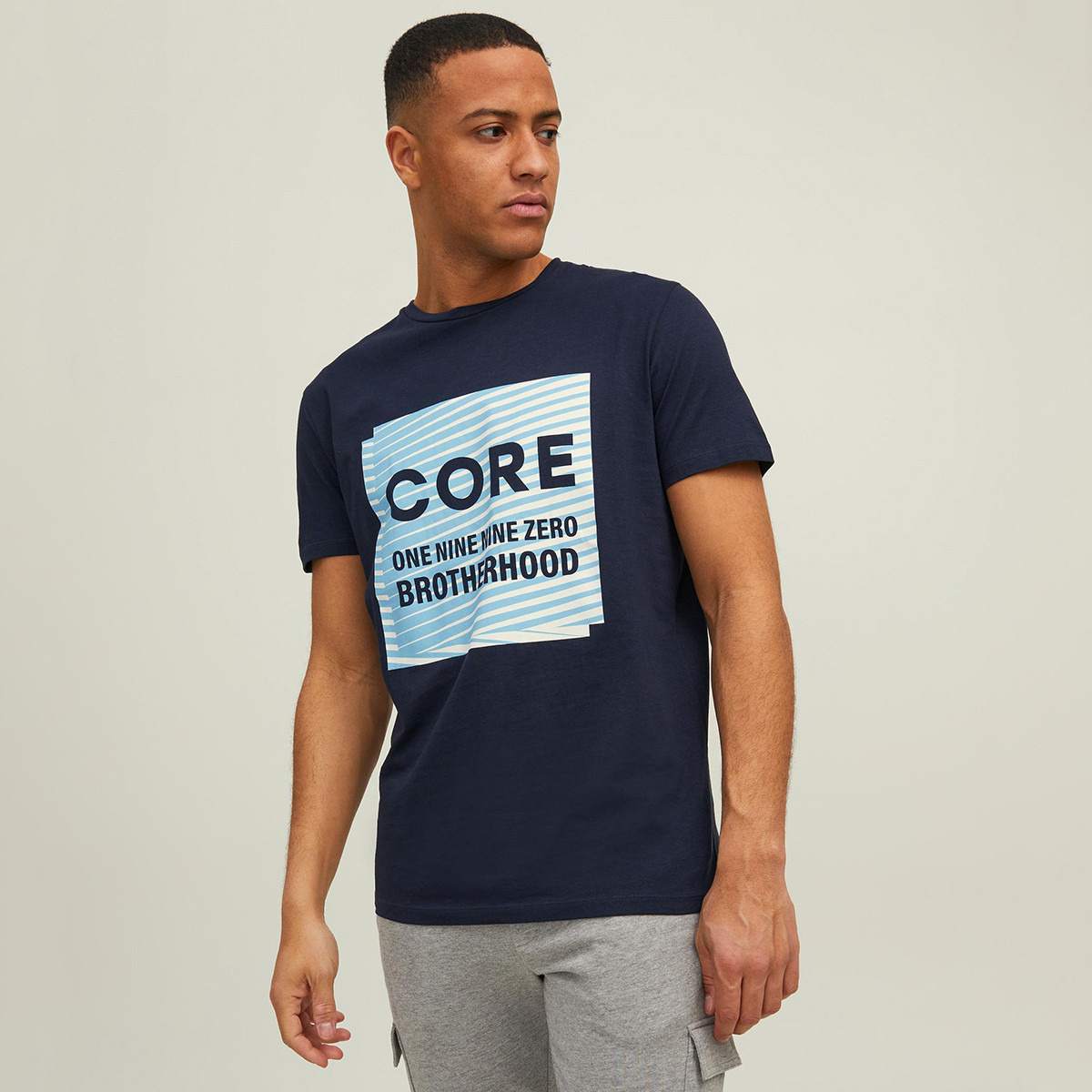 تي شيرت جاك آند جونز بأكمام قصيرة وياقة دائرية وطبعة أزرق كحلي للرجال-men-clothing-tshirtsandpolos-tshirts-image-1