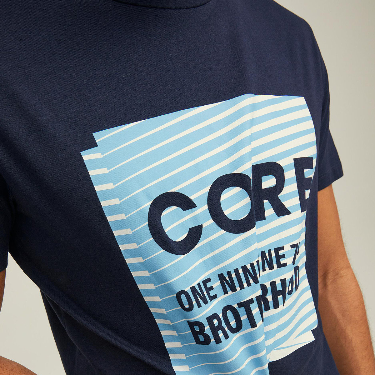تي شيرت جاك آند جونز بأكمام قصيرة وياقة دائرية وطبعة أزرق كحلي للرجال-men-clothing-tshirtsandpolos-tshirts-image-7