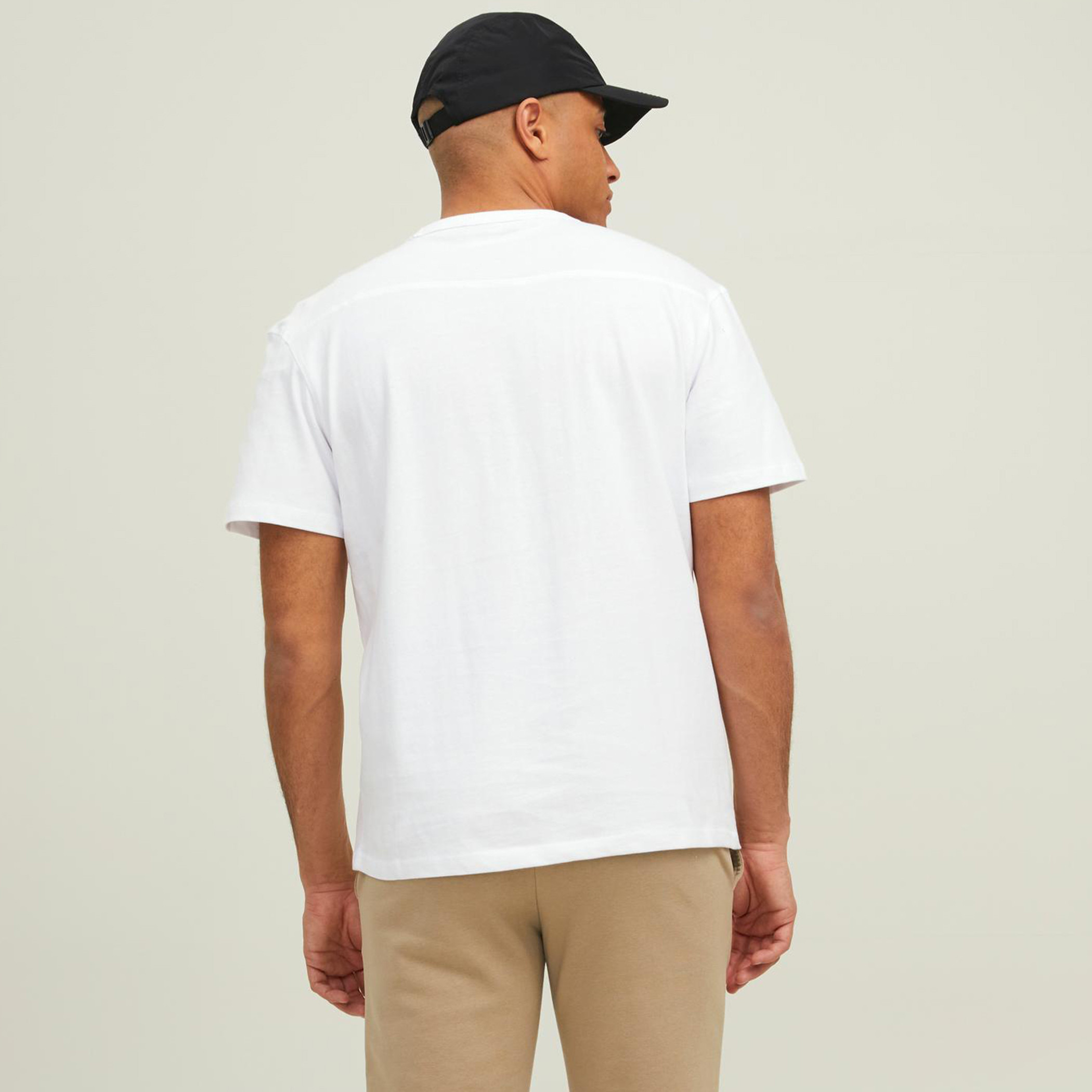تيشيرت جاك آند جونز رجالي سادة بلون أبیض بياقة مستديرة وأكمام قصيرة-men-clothing-tshirtsandpolos-tshirts-image-2