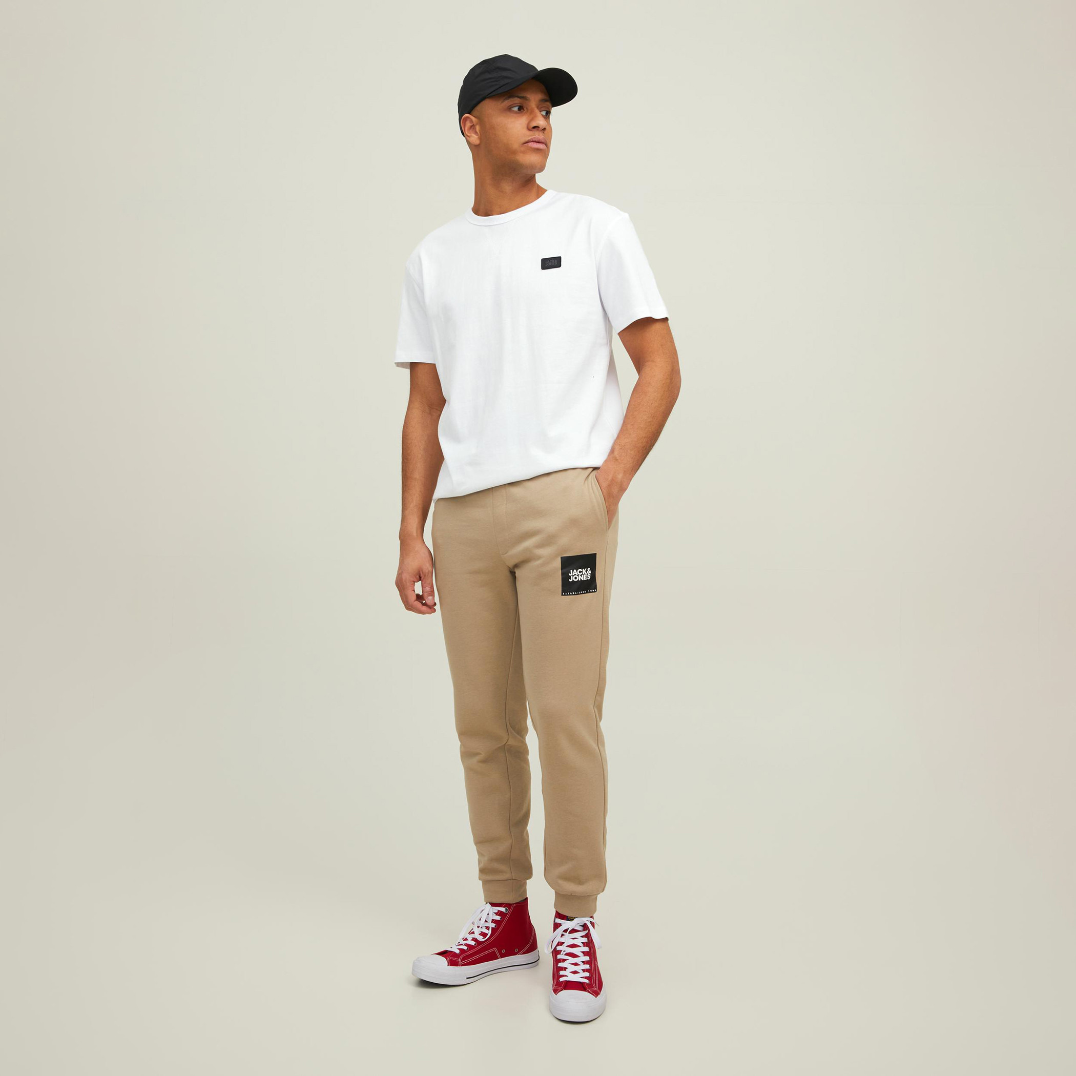 تيشيرت جاك آند جونز رجالي سادة بلون أبیض بياقة مستديرة وأكمام قصيرة-men-clothing-tshirtsandpolos-tshirts-image-4
