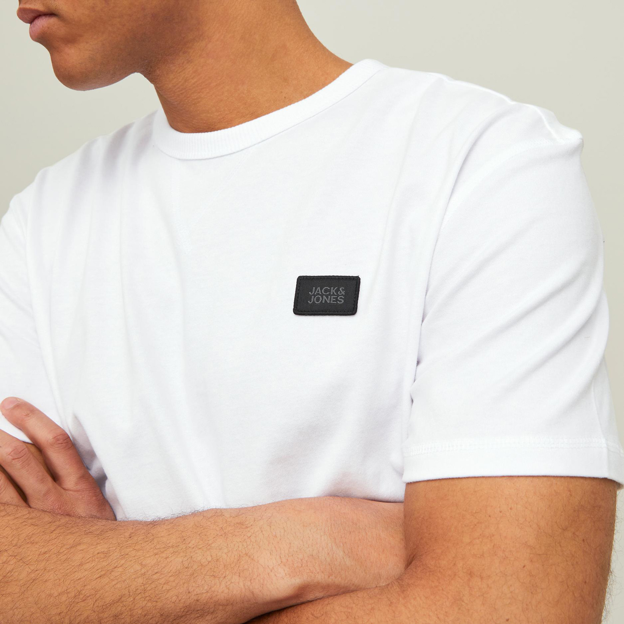 تيشيرت جاك آند جونز رجالي سادة بلون أبیض بياقة مستديرة وأكمام قصيرة-men-clothing-tshirtsandpolos-tshirts-image-5