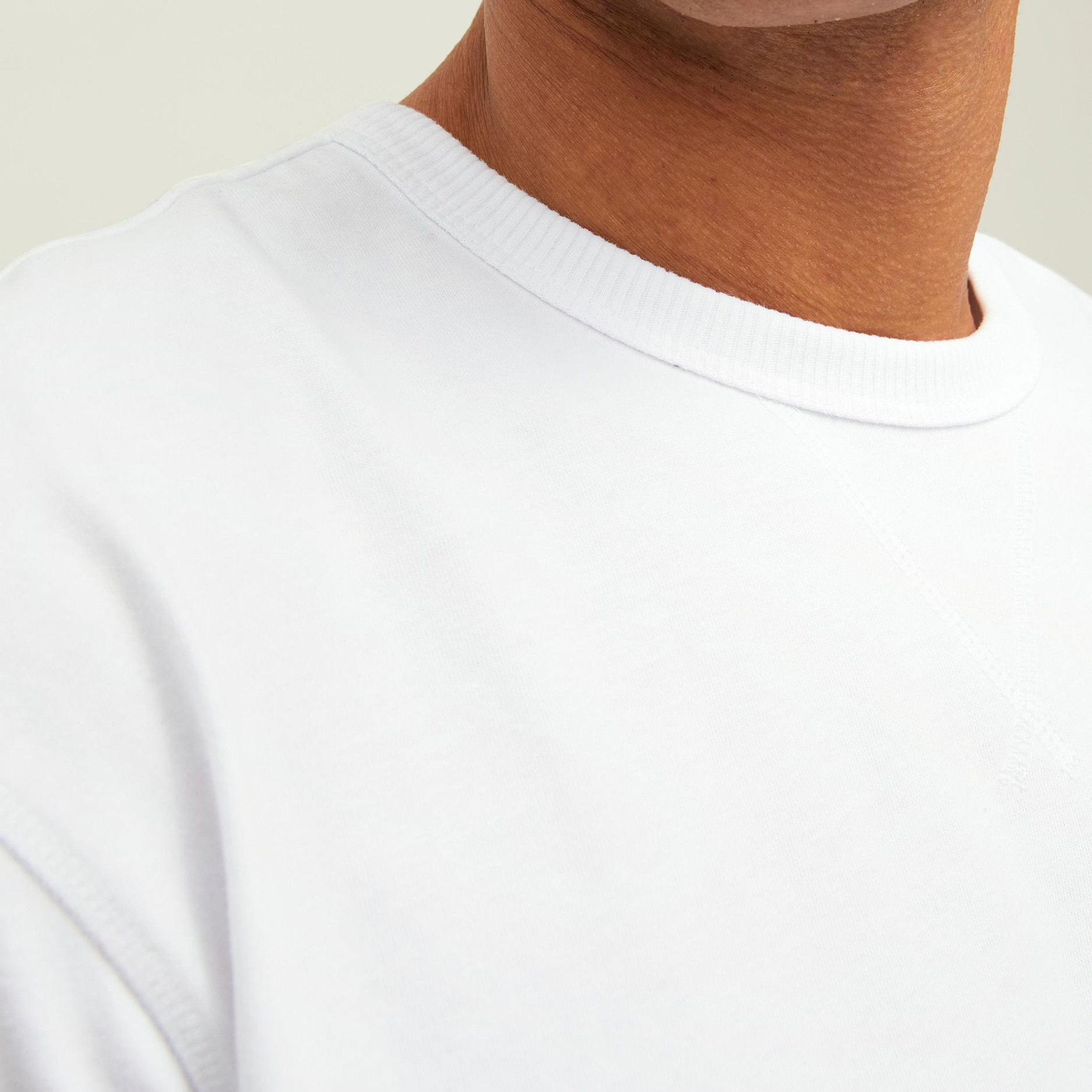 تيشيرت جاك آند جونز رجالي سادة بلون أبیض بياقة مستديرة وأكمام قصيرة-men-clothing-tshirtsandpolos-tshirts-image-6