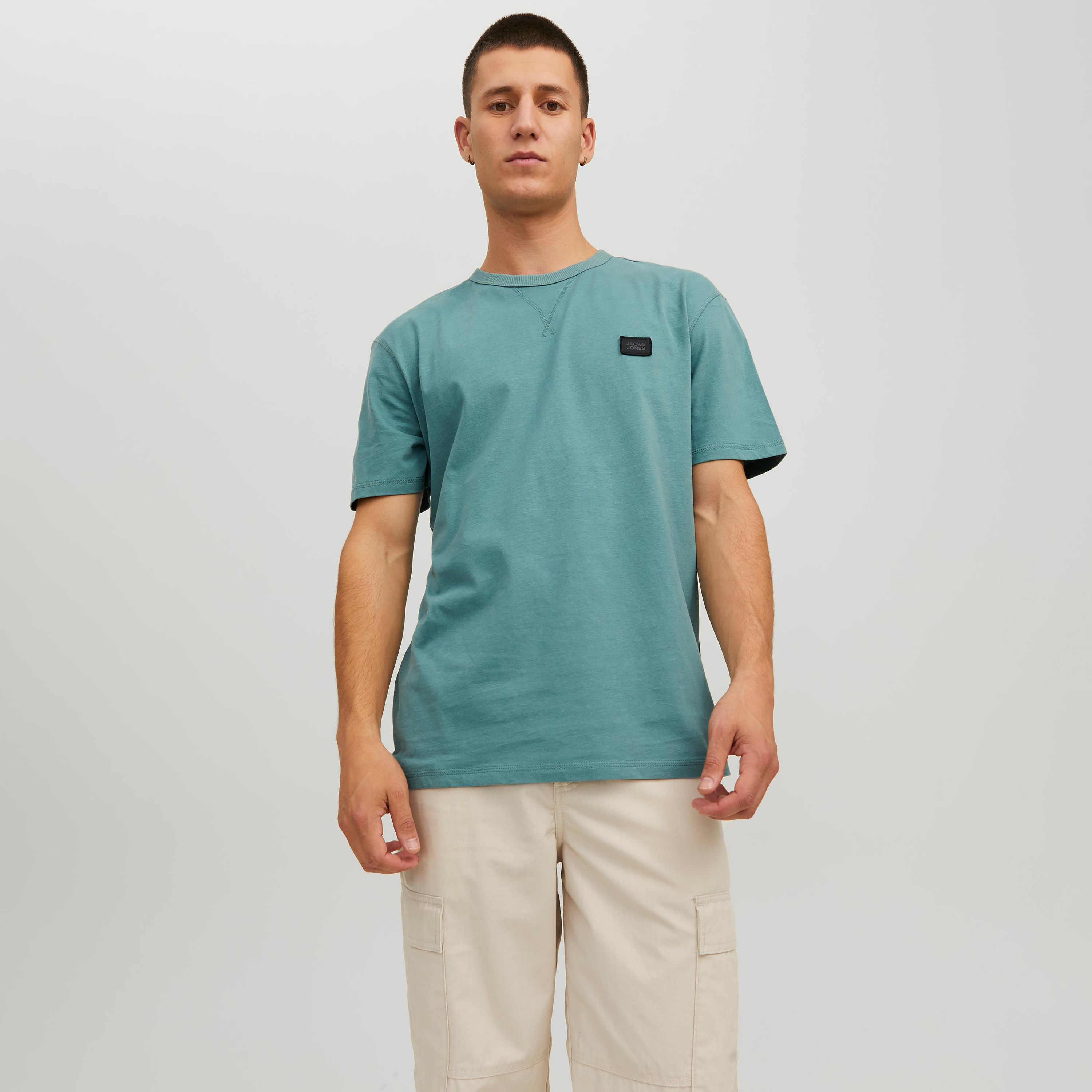 تي شيرت من جاك آند جونز سادة بأكمام قصيرة و ياقة مستديرة-men-clothing-tshirtsandpolos-tshirts-image-1
