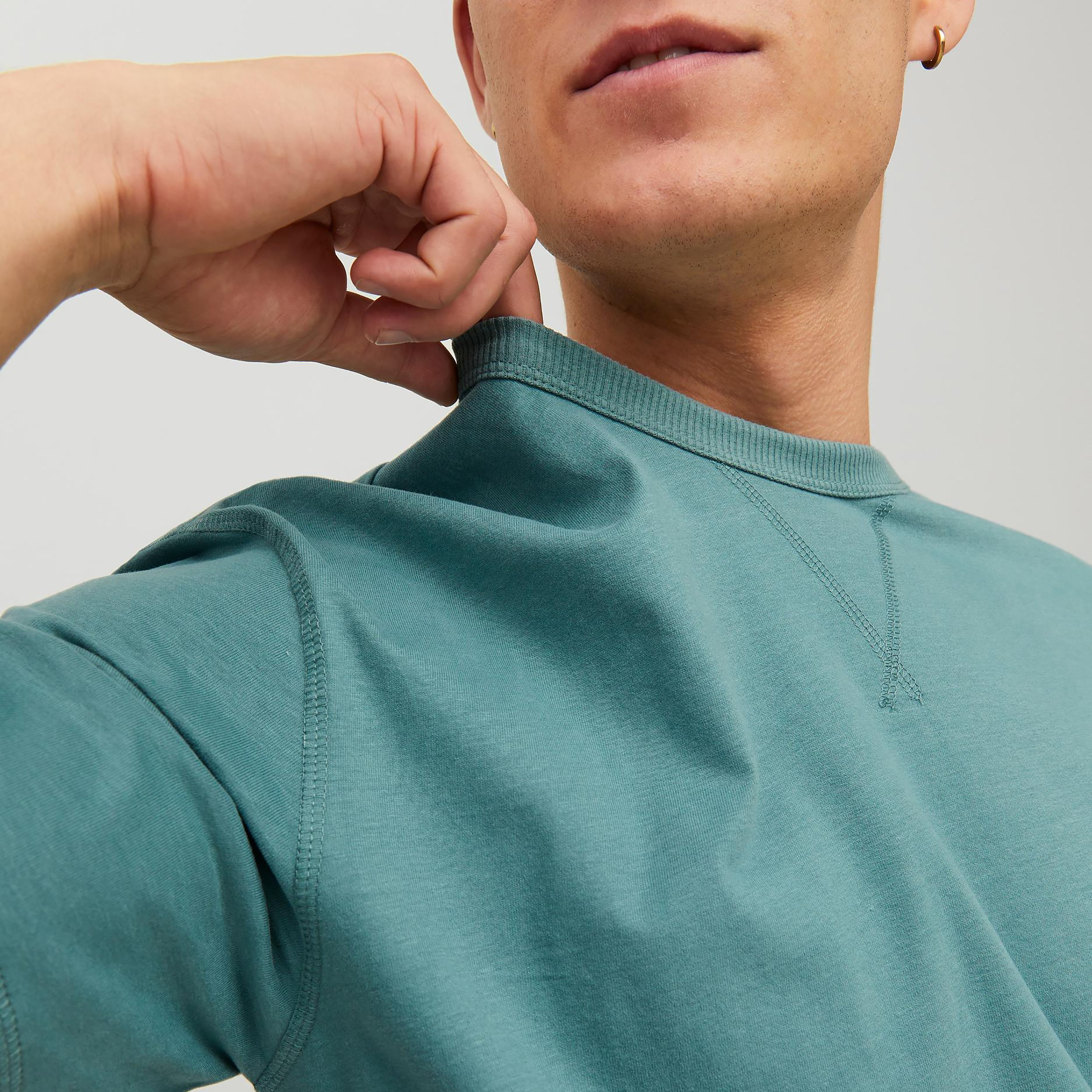 تي شيرت من جاك آند جونز سادة بأكمام قصيرة و ياقة مستديرة-men-clothing-tshirtsandpolos-tshirts-image-7