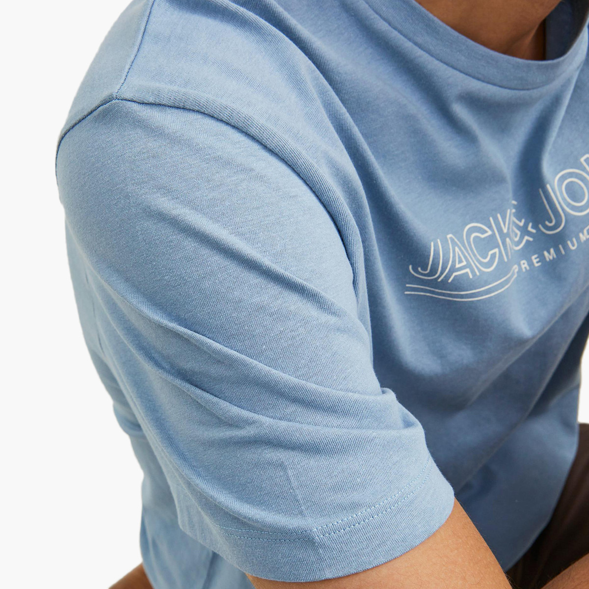 القميص من النوع الثقيل جاك آند جونز رجالي بأكمام قصيرة وياقة دائرية وشعار أزرق-men-clothing-tshirtsandpolos-tshirts-image-5