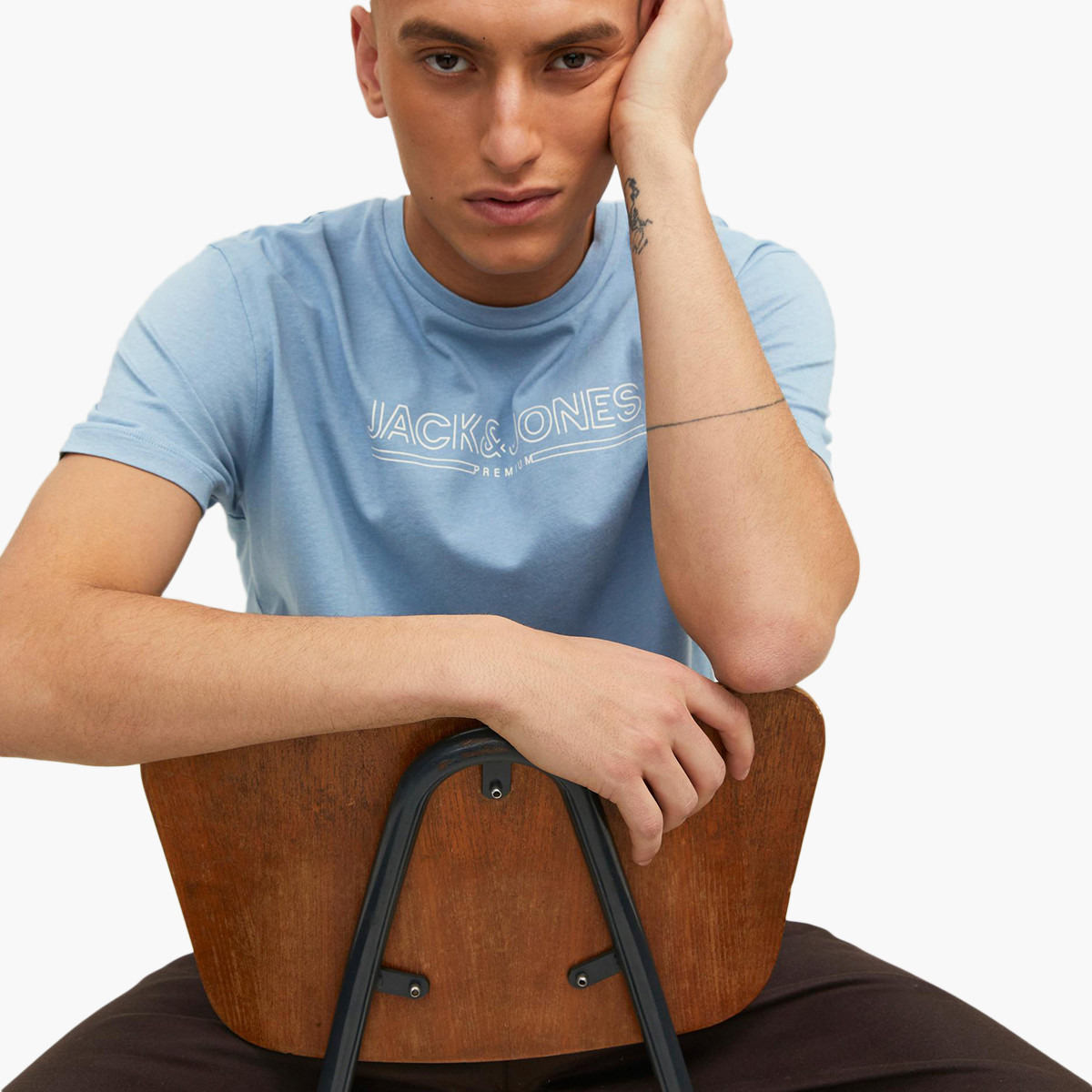 القميص من النوع الثقيل جاك آند جونز رجالي بأكمام قصيرة وياقة دائرية وشعار أزرق-men-clothing-tshirtsandpolos-tshirts-image-7