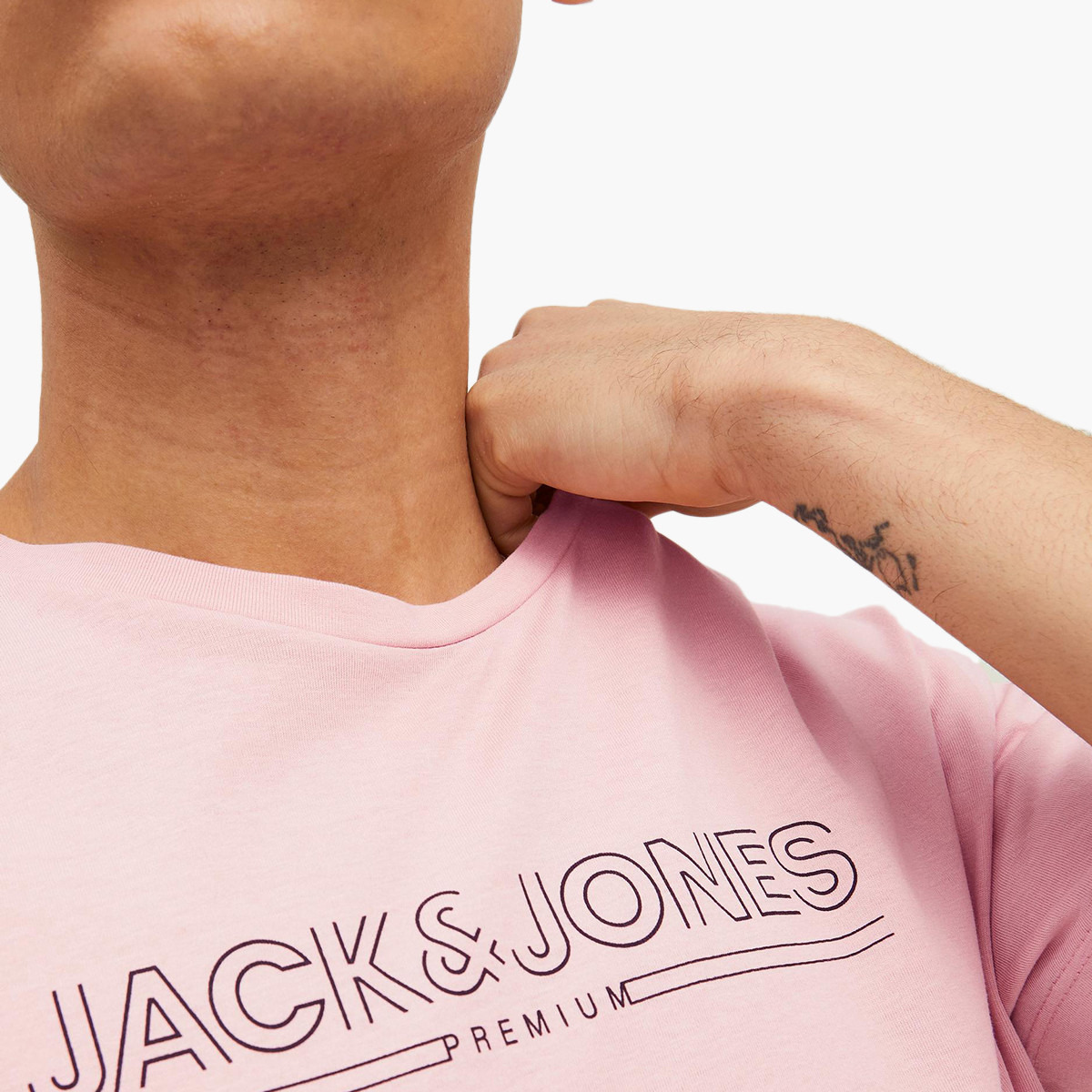 تي شيرت جاك آند جونز رجالي وردي بياقة مستديرة وأكمام قصيرة-men-clothing-tshirtsandpolos-tshirts-image-6