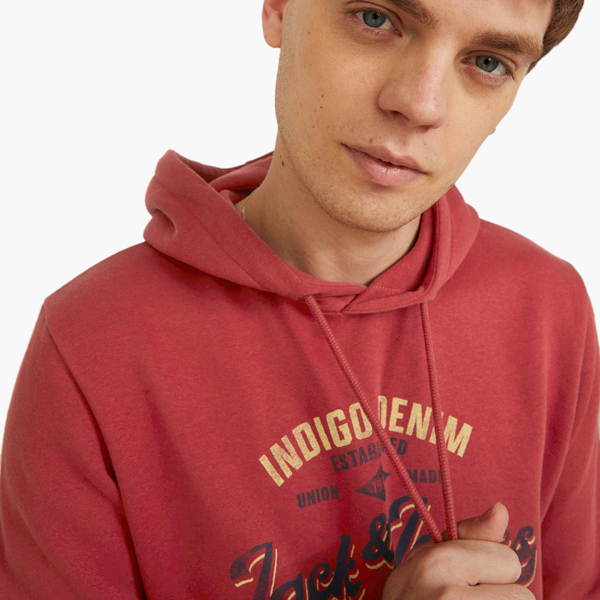 جاك آند جونز هودي بأكمام طويلة وطبعة حمراء للرجال-men-winterwear-hoodiesandsweatshirts-image-5