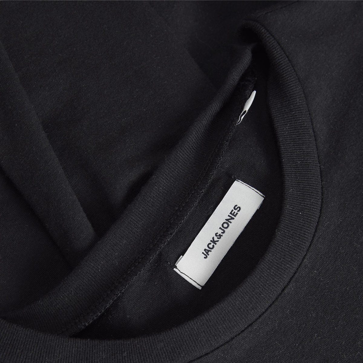 تي شيرت رجالي من جاك آند جونز بأكمام طويلة و ياقة مستديرة و سادة مع لون اسود-men-clothing-tshirtsandpolos-tshirts-image-2