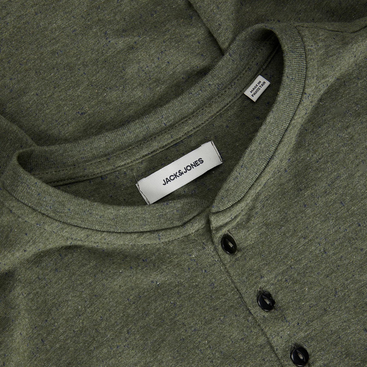 هينلي تي شيرت رجالي من جاك آند جونز بأكمام طويلة و سادة مع لون أخضر-men-clothing-tshirtsandpolos-tshirts-image-2