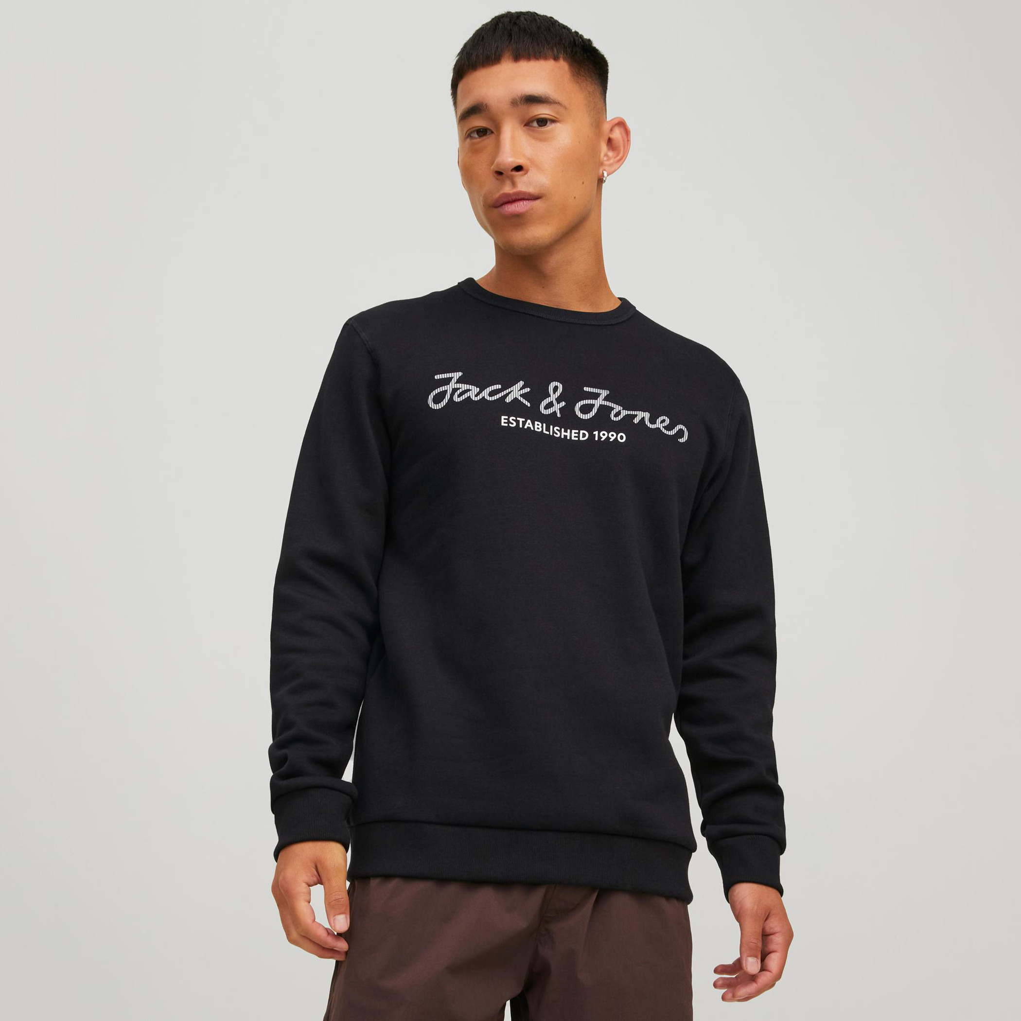 سويت شيرت جاك آند جونز رجالي بلون اسود مطبوع و رقبة دائرية-men-winterwear-hoodiesandsweatshirts-image-1