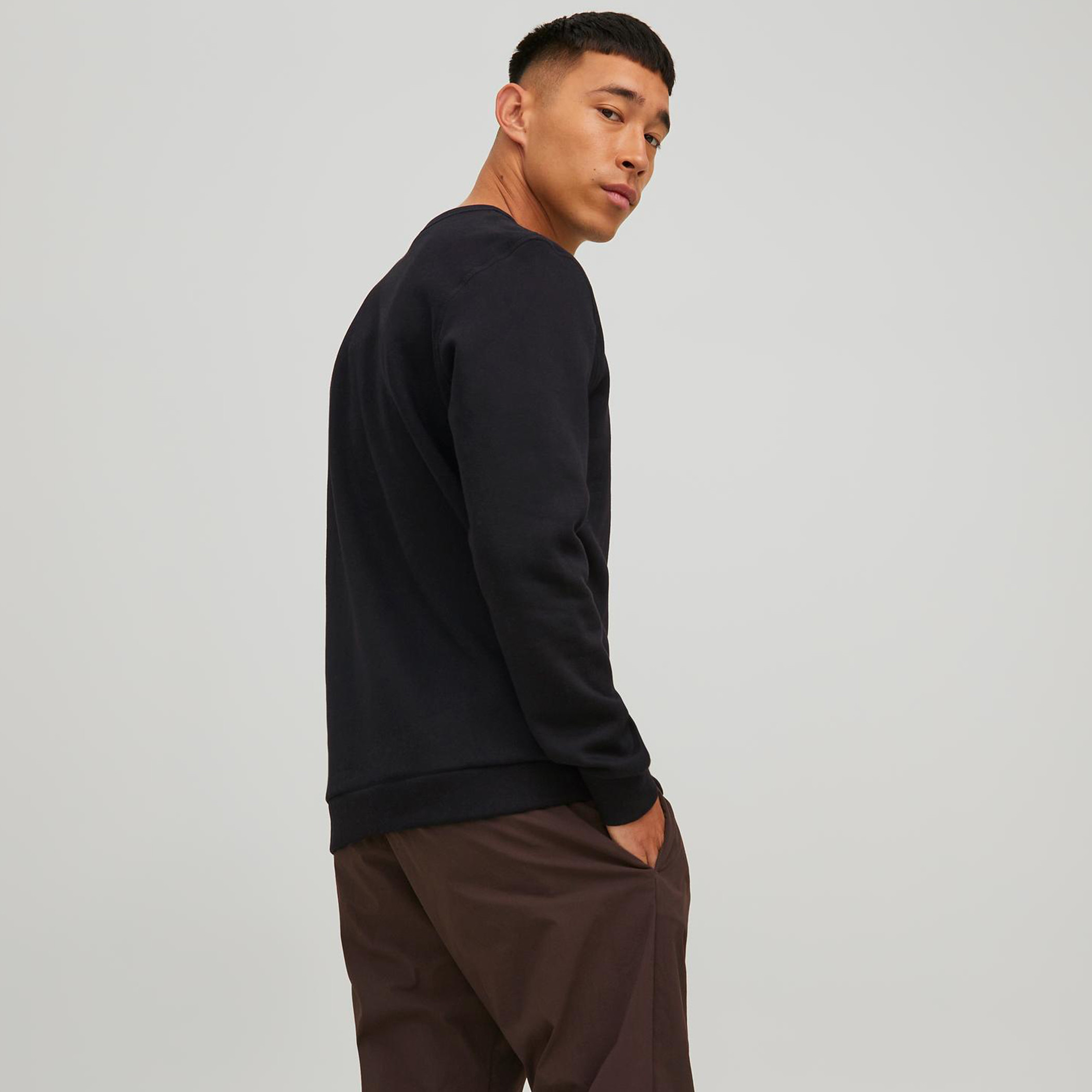 سويت شيرت جاك آند جونز رجالي بلون اسود مطبوع و رقبة دائرية-men-winterwear-hoodiesandsweatshirts-image-3