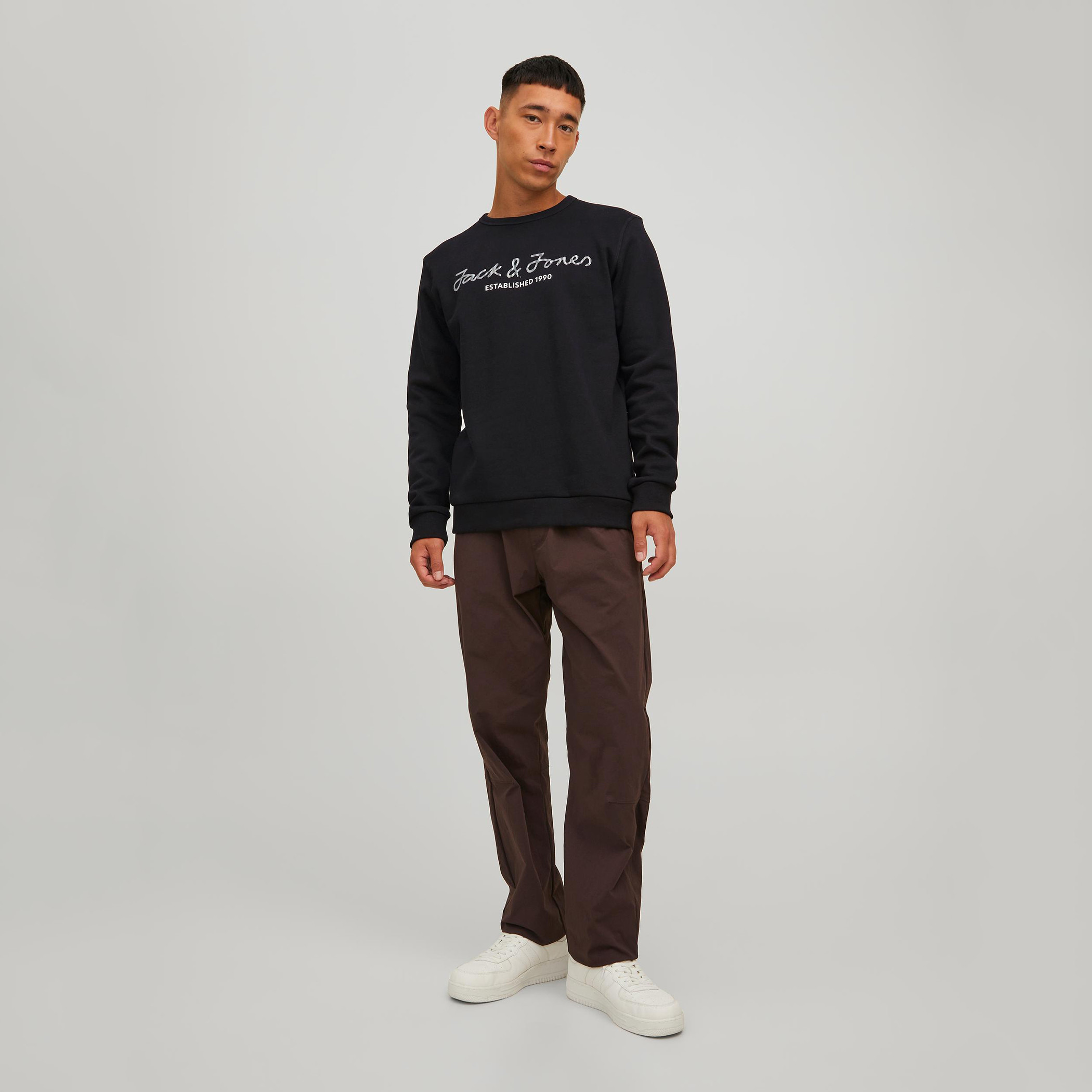 سويت شيرت جاك آند جونز رجالي بلون اسود مطبوع و رقبة دائرية-men-winterwear-hoodiesandsweatshirts-image-4