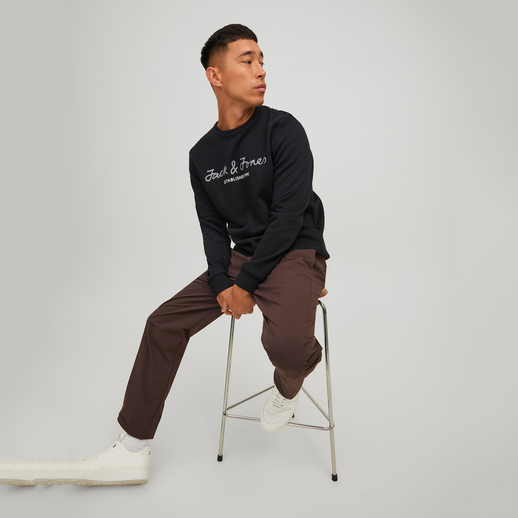 سويت شيرت جاك آند جونز رجالي بلون اسود مطبوع و رقبة دائرية-men-winterwear-hoodiesandsweatshirts-image-7