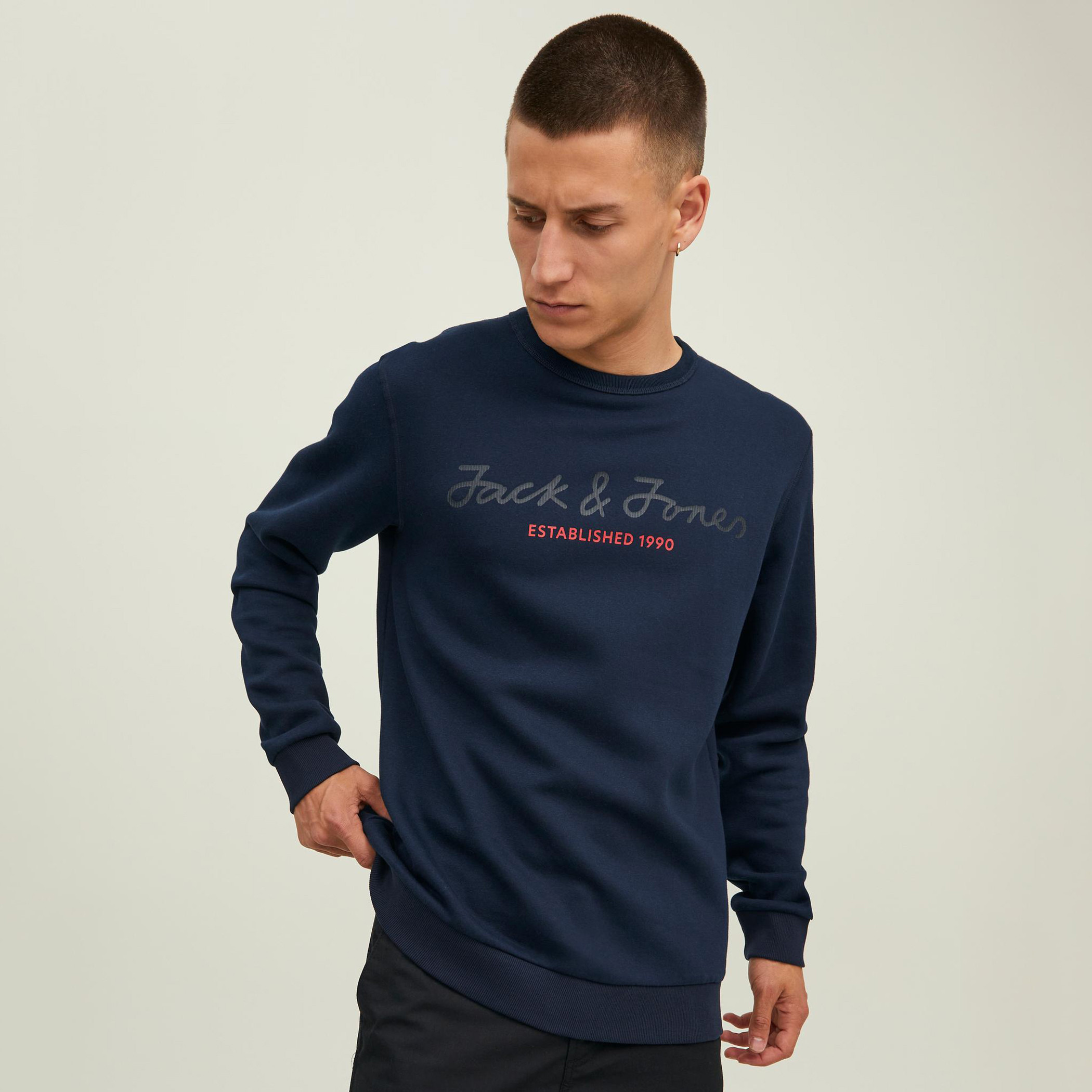 سويت شيرت جاك آند جونز رجالي بلون اسود مطبوع و رقبة دائرية-men-winterwear-hoodiesandsweatshirts-image-8
