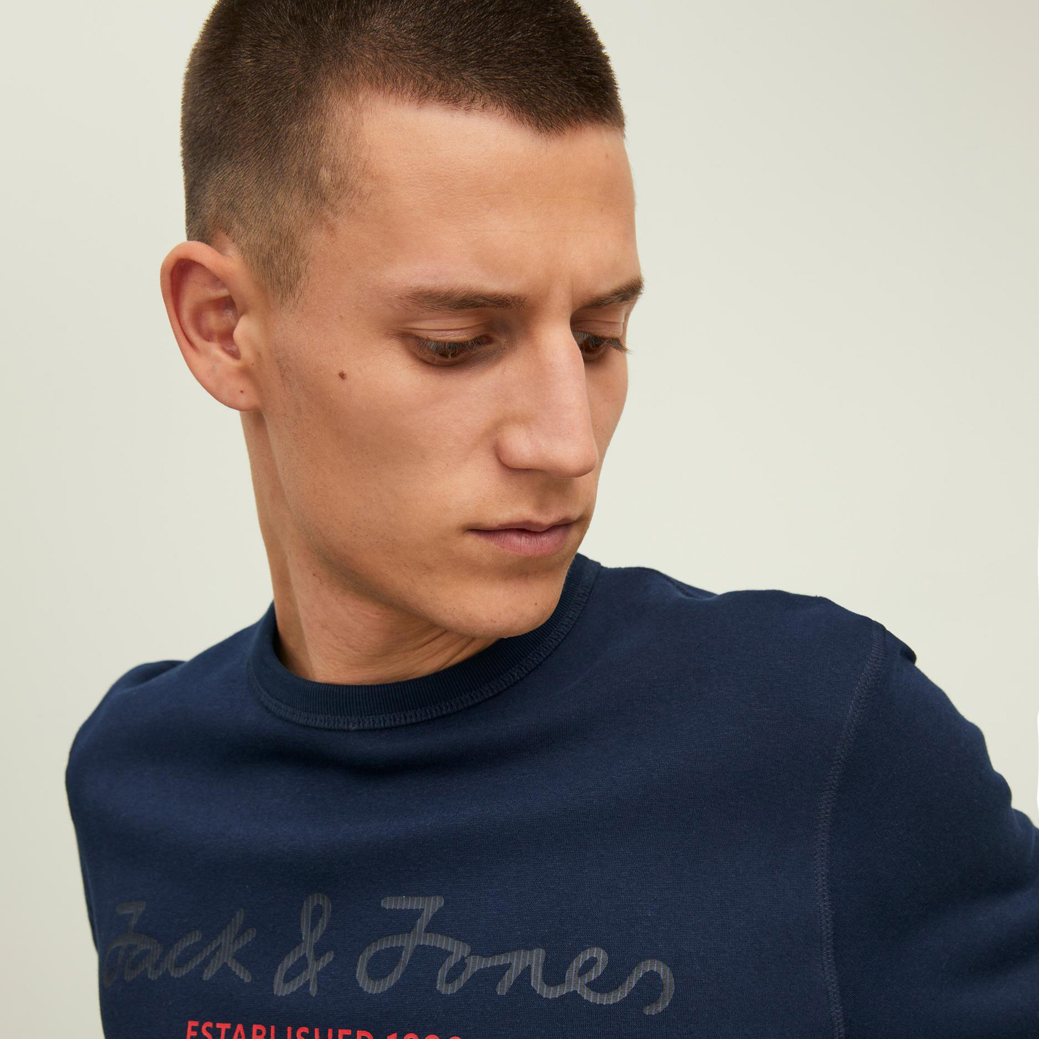 سويت شيرت جاك آند جونز رجالي بلون اسود مطبوع و رقبة دائرية-men-winterwear-hoodiesandsweatshirts-image-10