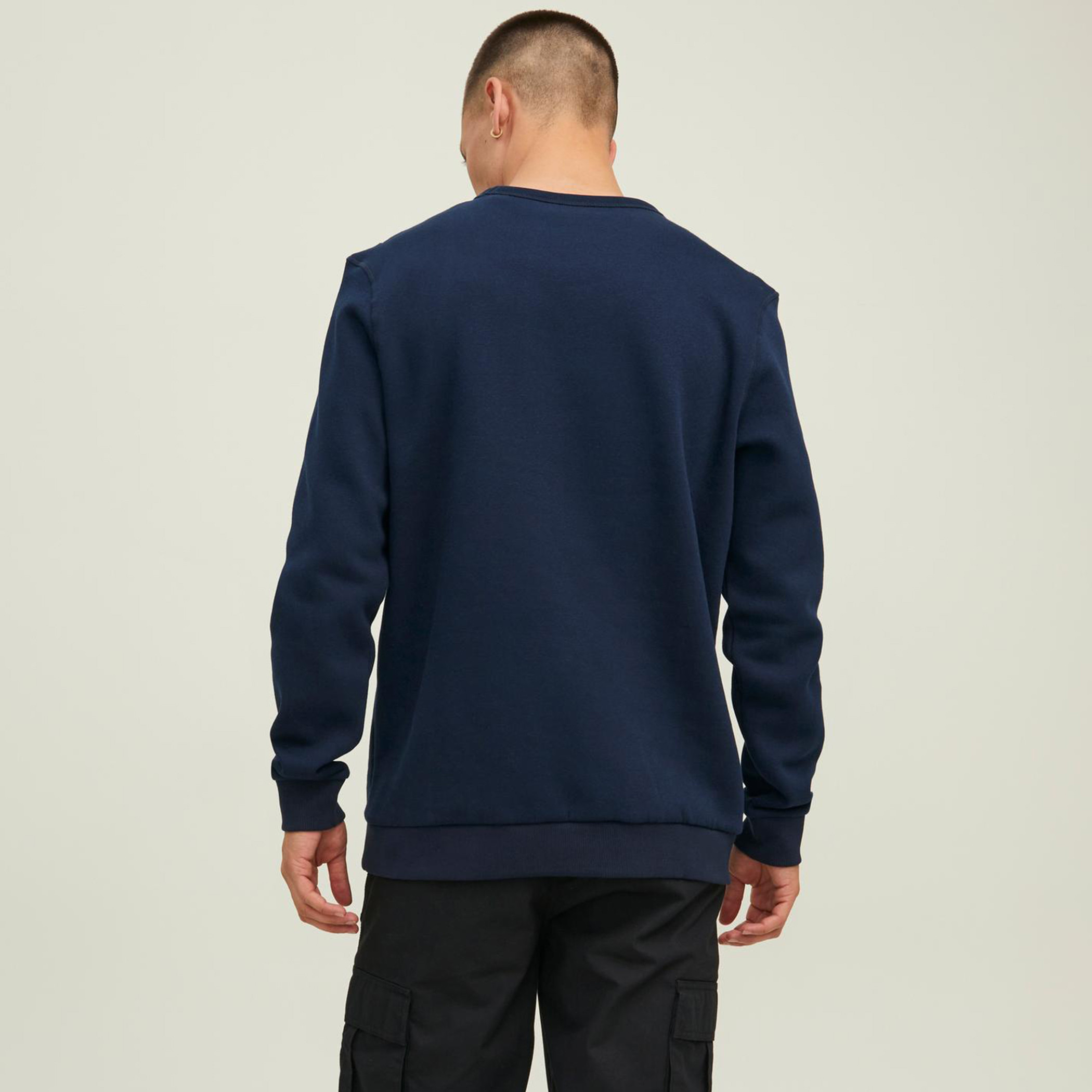 سويت شيرت جاك آند جونز رجالي بلون اسود مطبوع و رقبة دائرية-men-winterwear-hoodiesandsweatshirts-image-11
