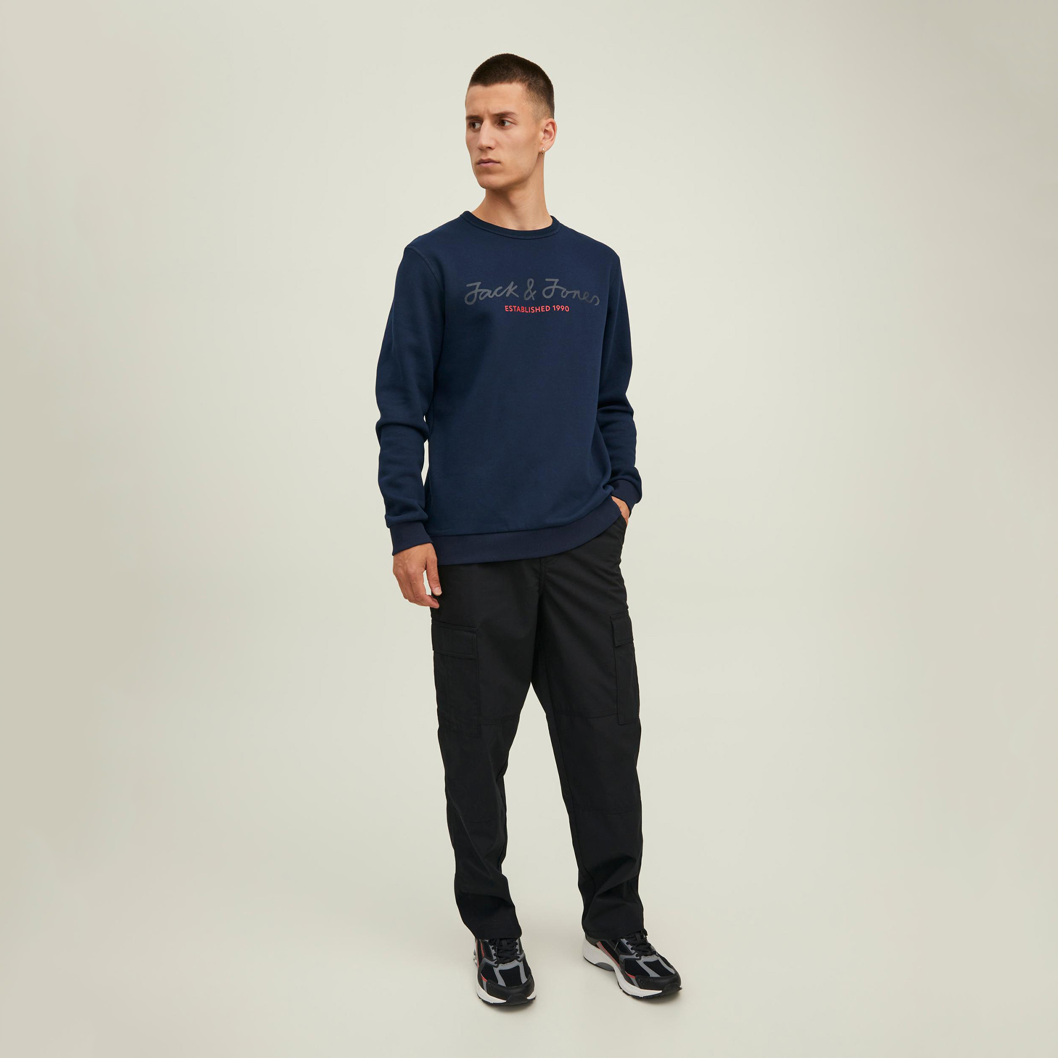 سويت شيرت جاك آند جونز رجالي بلون اسود مطبوع و رقبة دائرية-men-winterwear-hoodiesandsweatshirts-image-13