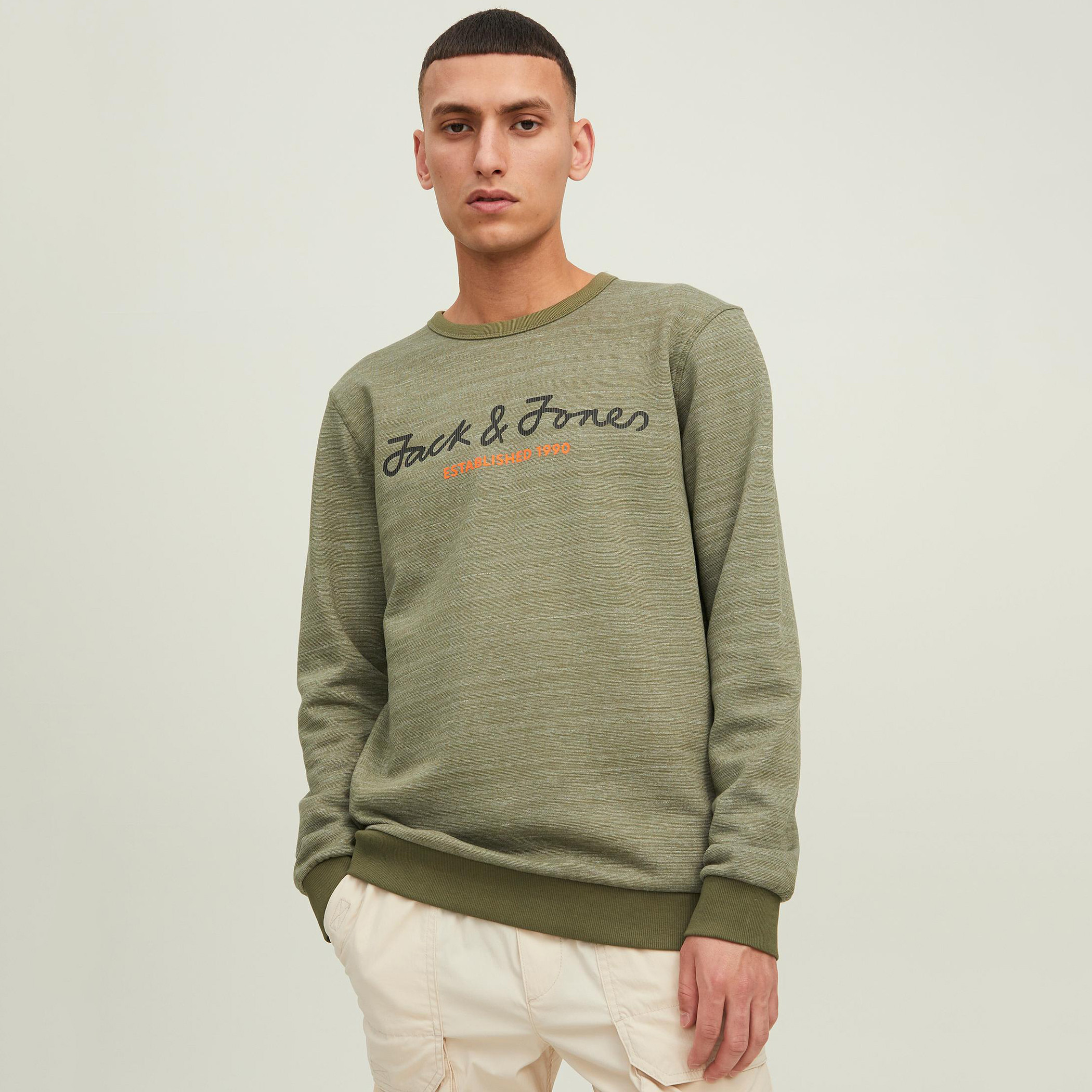 سويت شيرت جاك آند جونز رجالي بلون اسود مطبوع و رقبة دائرية-men-winterwear-hoodiesandsweatshirts-image-14