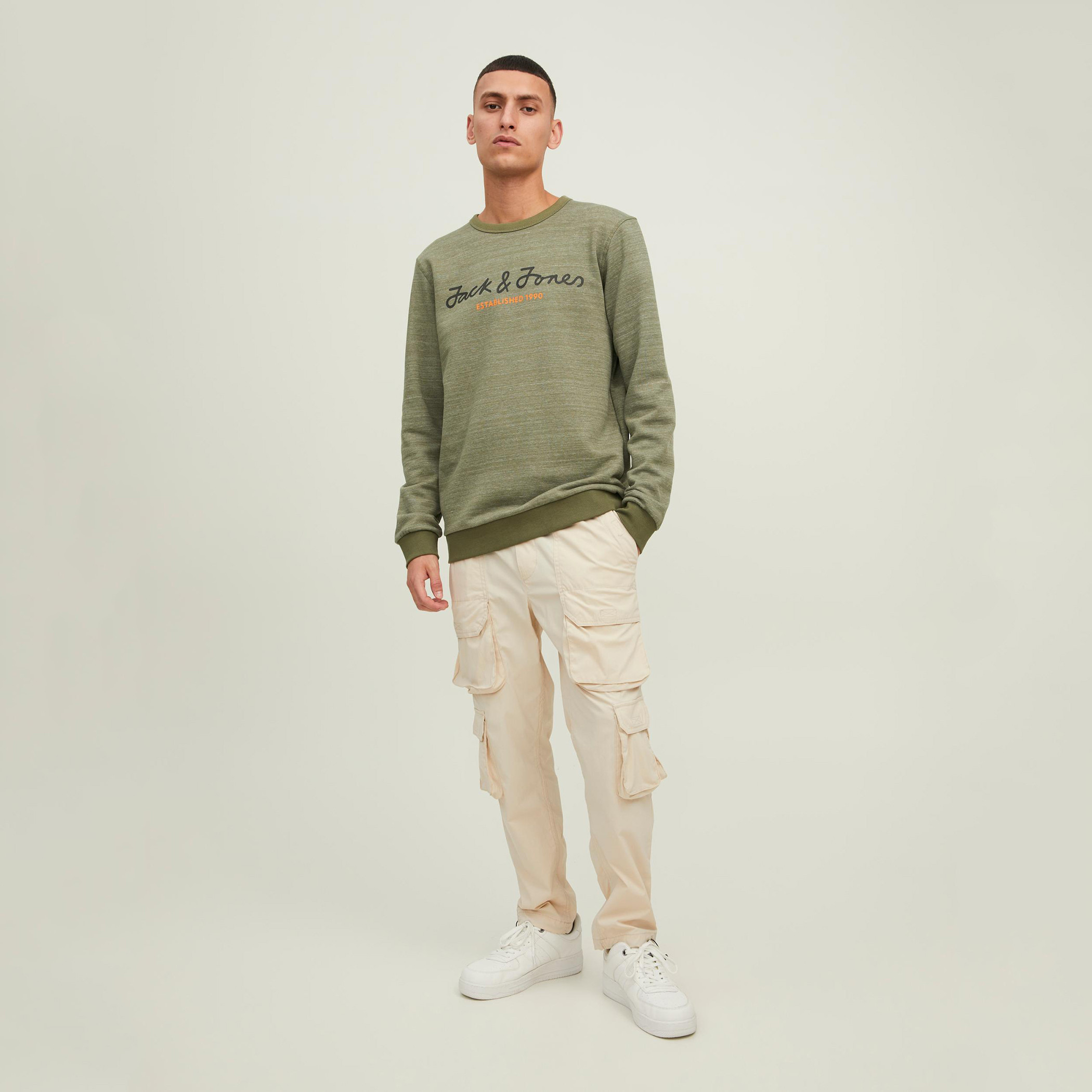 سويت شيرت جاك آند جونز رجالي بلون اسود مطبوع و رقبة دائرية-men-winterwear-hoodiesandsweatshirts-image-17