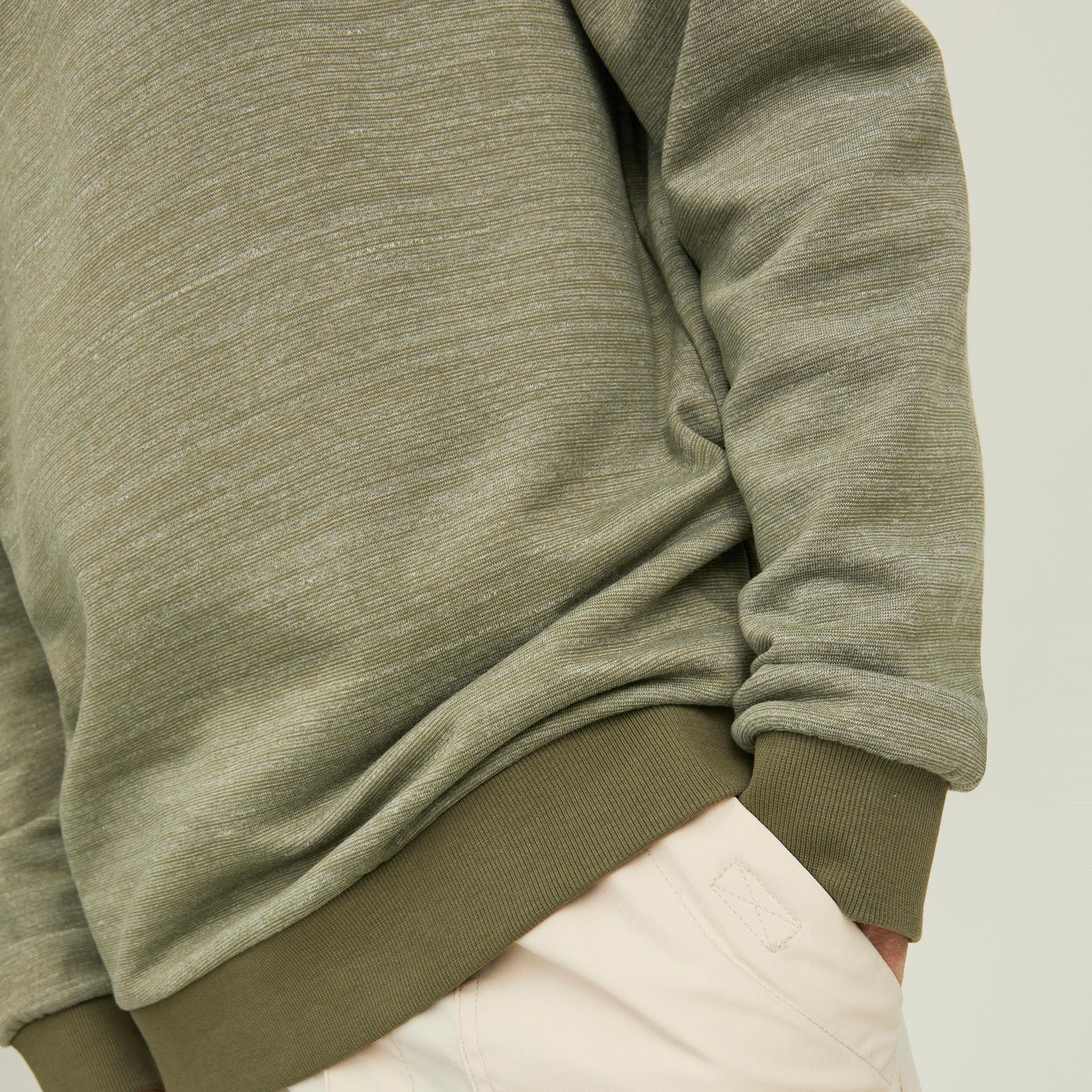 سويت شيرت جاك آند جونز رجالي بلون اسود مطبوع و رقبة دائرية-men-winterwear-hoodiesandsweatshirts-image-19