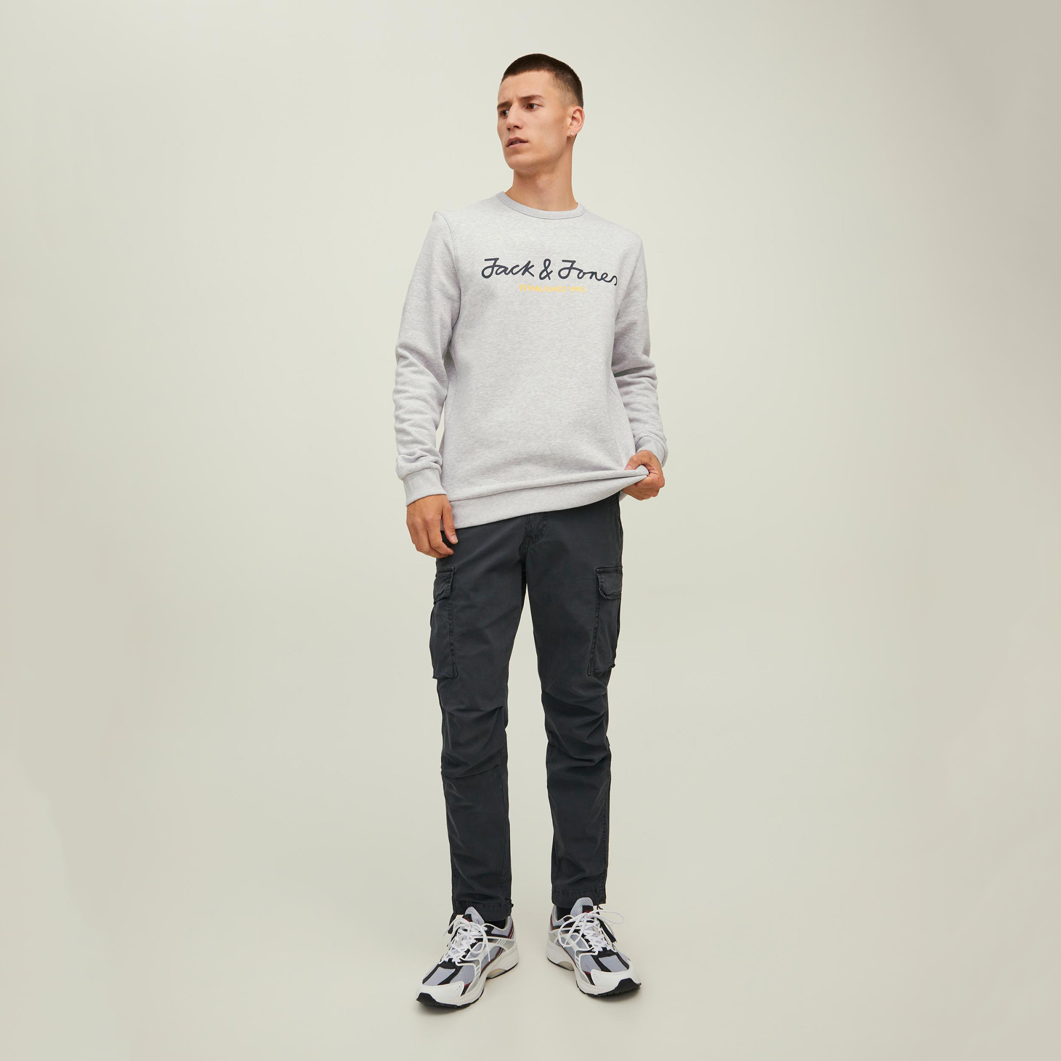 سويت شيرت جاك آند جونز رجالي بلون اسود مطبوع و رقبة دائرية-men-winterwear-hoodiesandsweatshirts-image-24