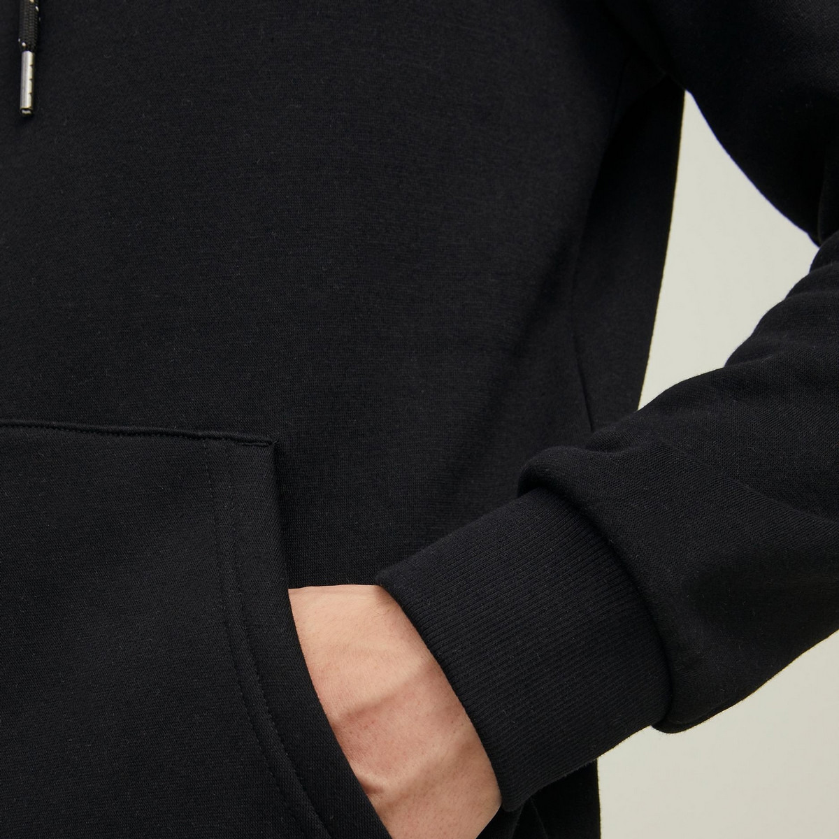 هودي جاك آند جونز بجيب كانغارو مطبوع بلون اسود للرجال-men-winterwear-hoodiesandsweatshirts-image-7