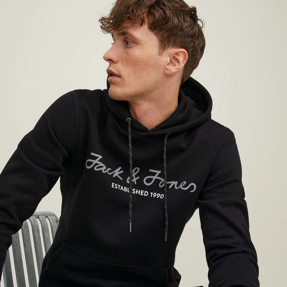 هودي جاك آند جونز بجيب كانغارو مطبوع بلون اسود للرجال-men-winterwear-hoodiesandsweatshirts-image-8