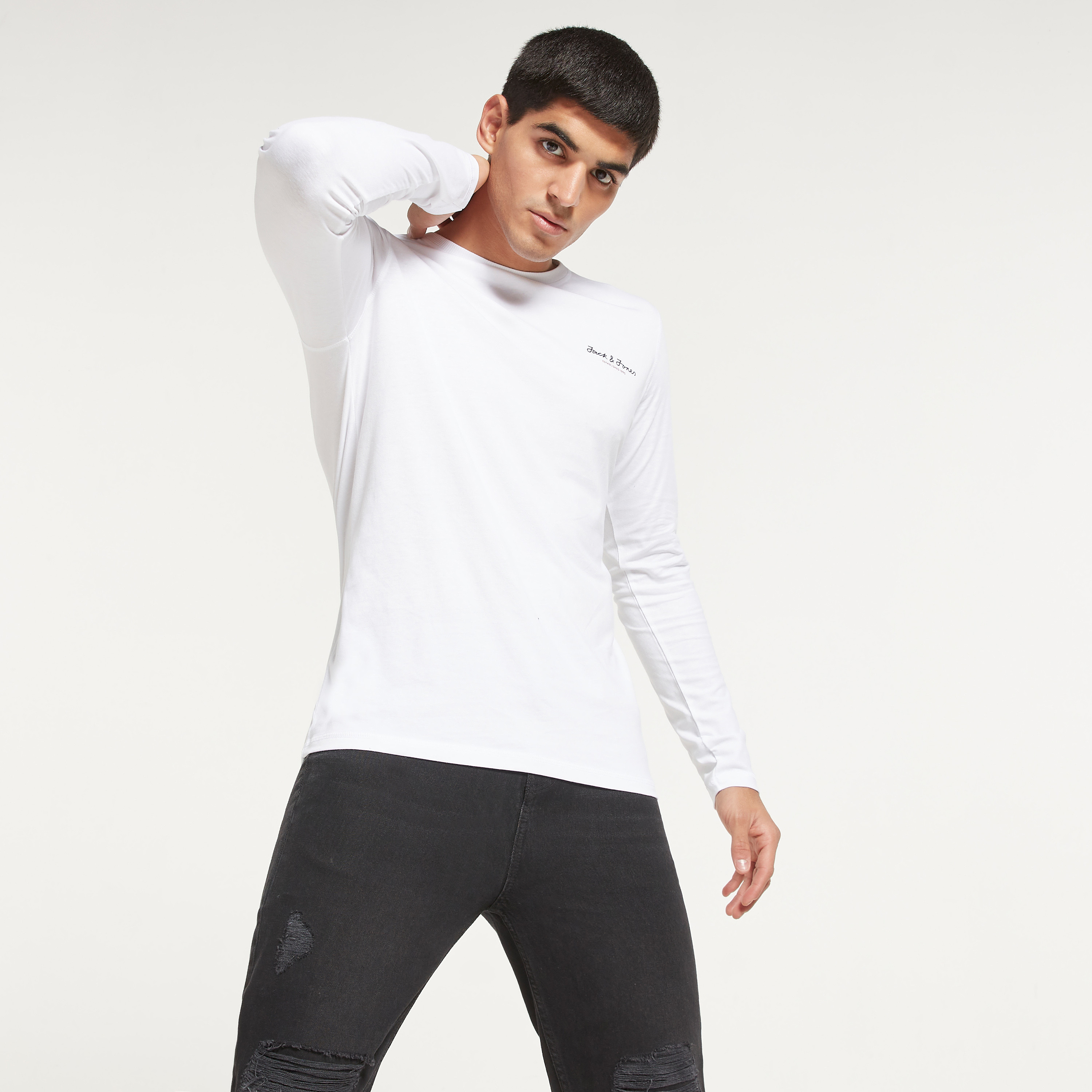 تي شيرت رجالي من جاك آند جونز بأكمام طويلة و ياقة مستديرة و شعار مع لون ابیض-men-clothing-tshirtsandpolos-tshirts-image-1