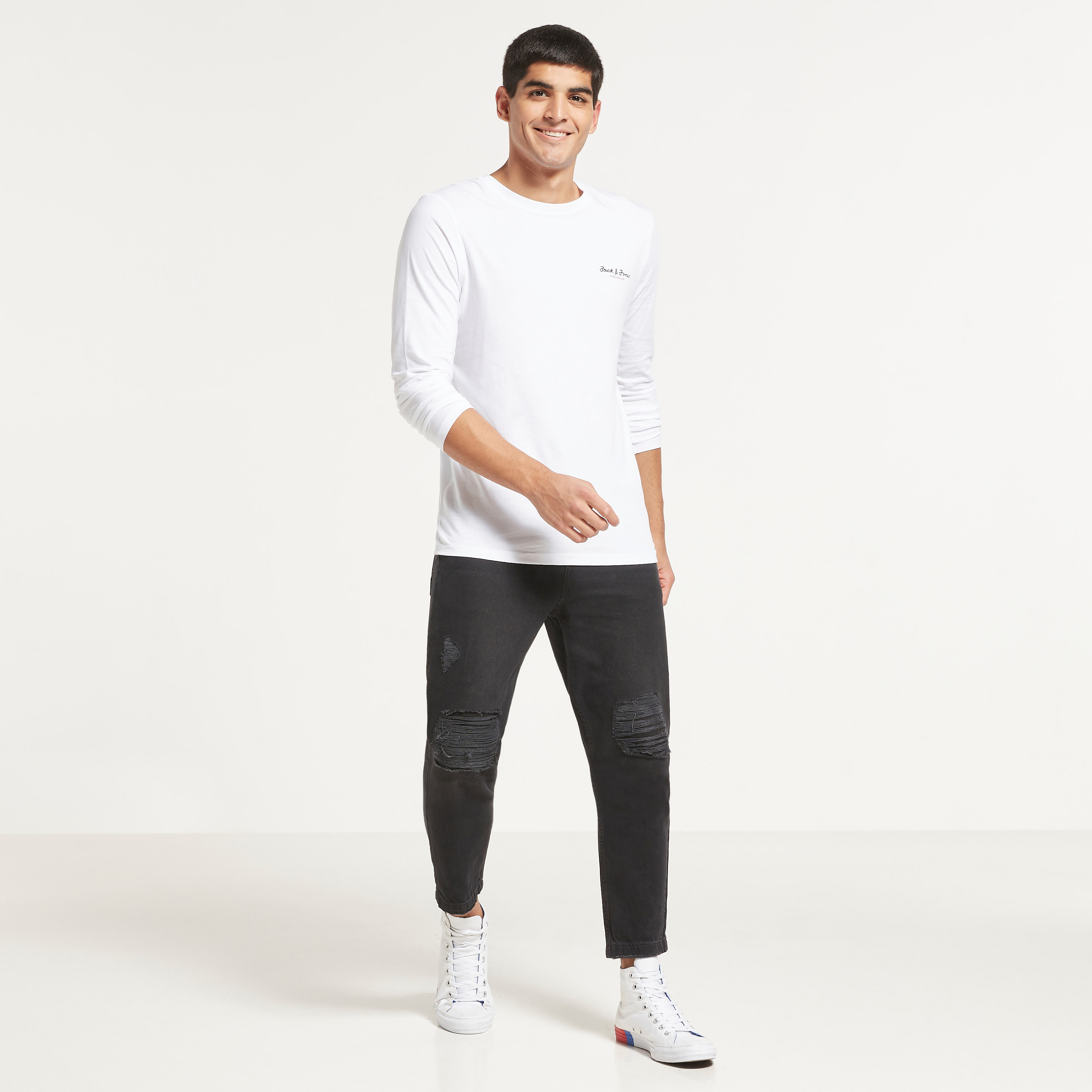 تي شيرت رجالي من جاك آند جونز بأكمام طويلة و ياقة مستديرة و شعار مع لون ابیض-men-clothing-tshirtsandpolos-tshirts-image-2