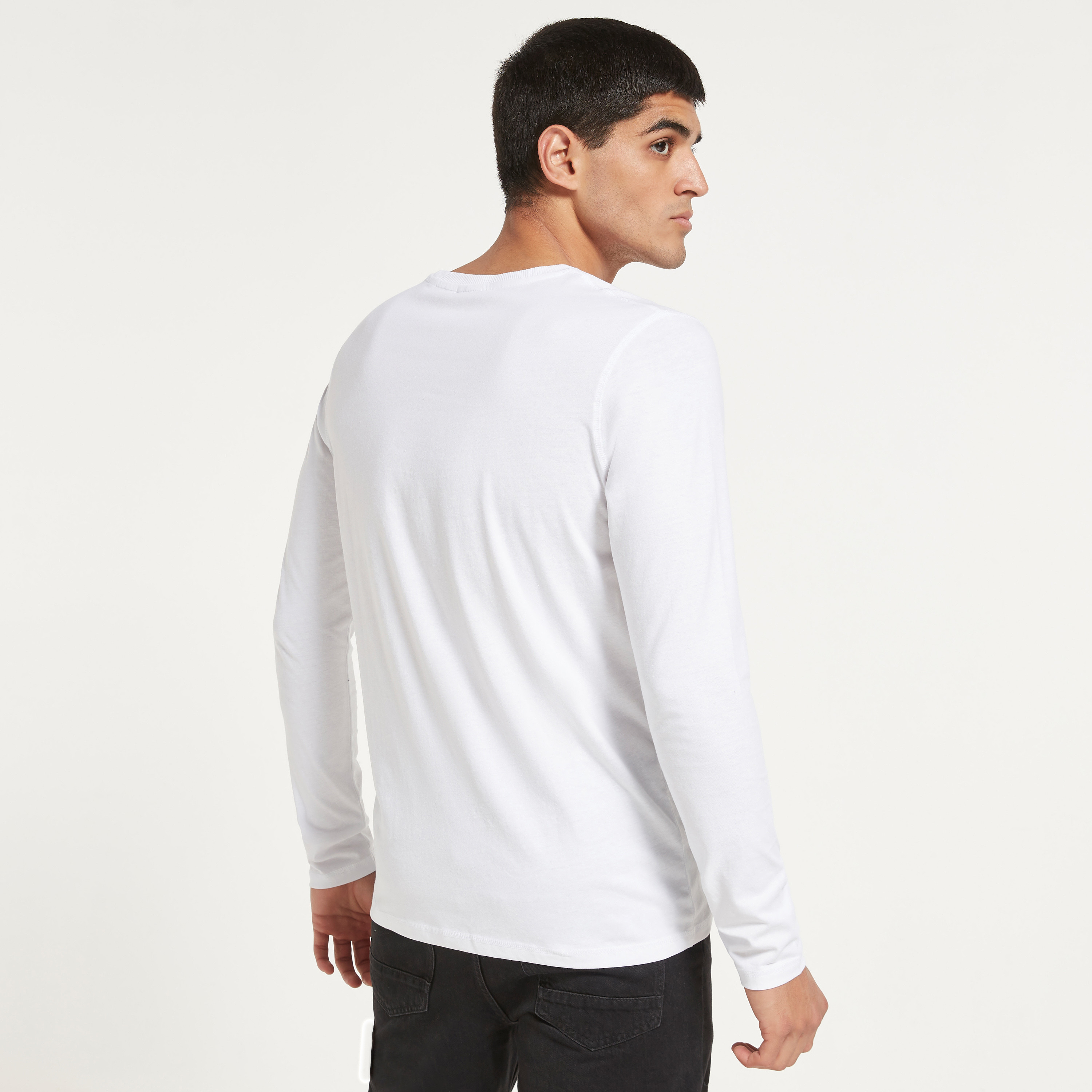 تي شيرت رجالي من جاك آند جونز بأكمام طويلة و ياقة مستديرة و شعار مع لون ابیض-men-clothing-tshirtsandpolos-tshirts-image-3