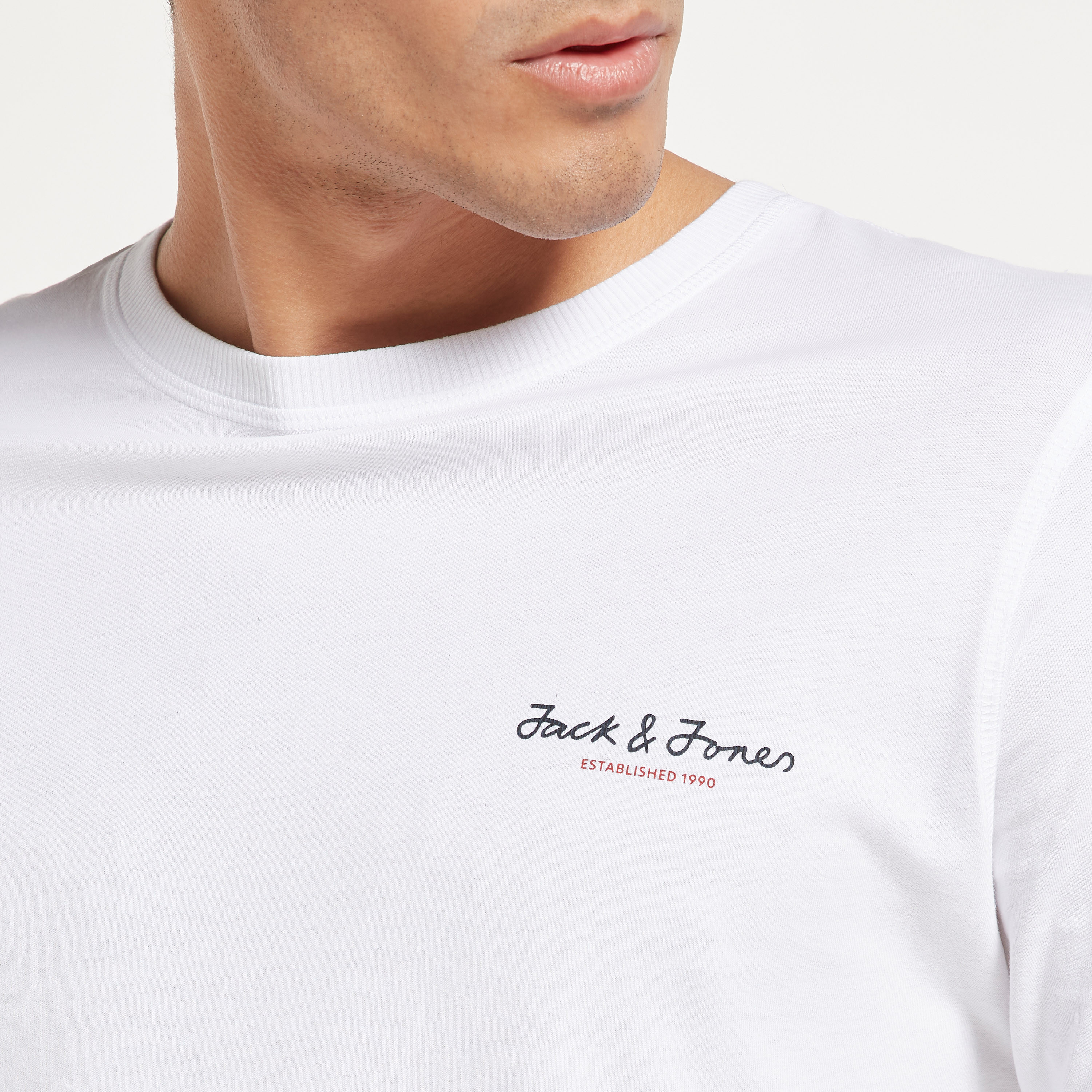 تي شيرت رجالي من جاك آند جونز بأكمام طويلة و ياقة مستديرة و شعار مع لون ابیض-men-clothing-tshirtsandpolos-tshirts-image-4