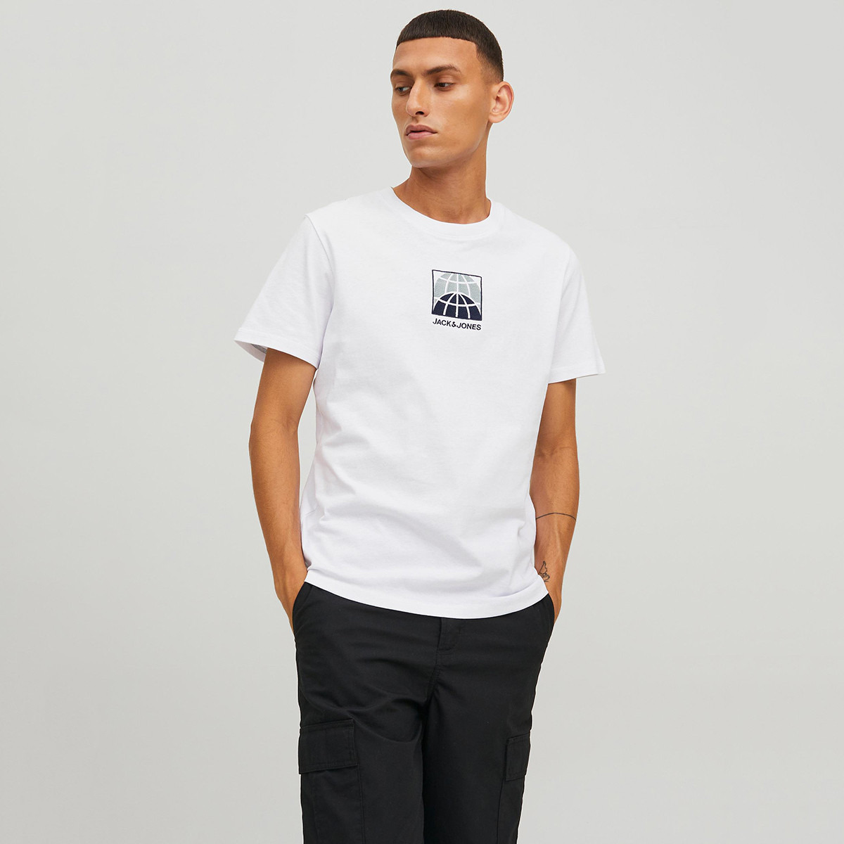 تي شيرت رجالي من جاك آند جونز بأكمام قصيرة و ياقة مستديرة و مطبوع مع لون ابیض-men-clothing-tshirtsandpolos-tshirts-image-1