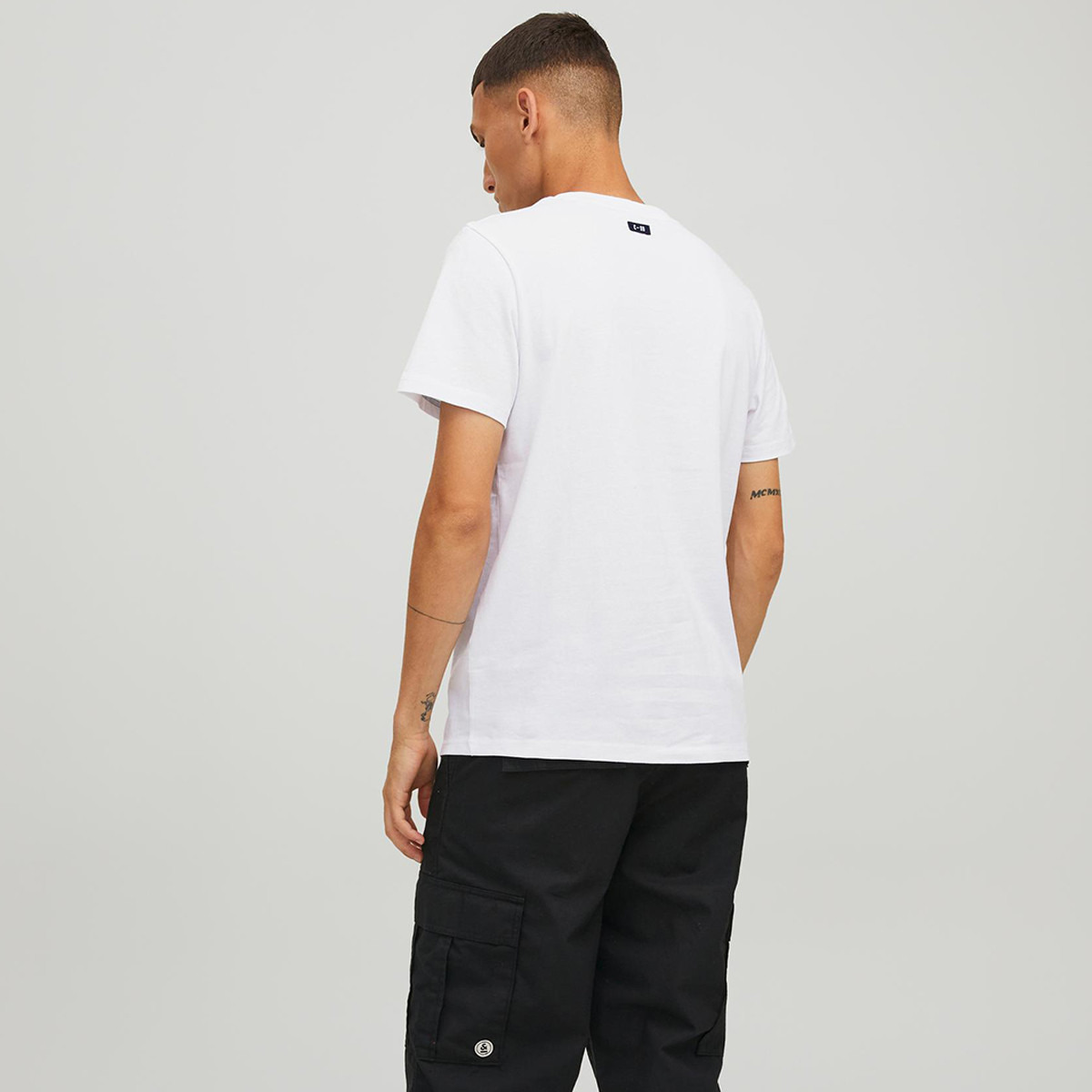 تي شيرت رجالي من جاك آند جونز بأكمام قصيرة و ياقة مستديرة و مطبوع مع لون ابیض-men-clothing-tshirtsandpolos-tshirts-image-2