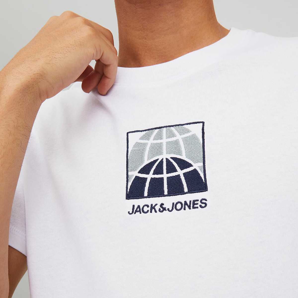 تي شيرت رجالي من جاك آند جونز بأكمام قصيرة و ياقة مستديرة و مطبوع مع لون ابیض-men-clothing-tshirtsandpolos-tshirts-image-4