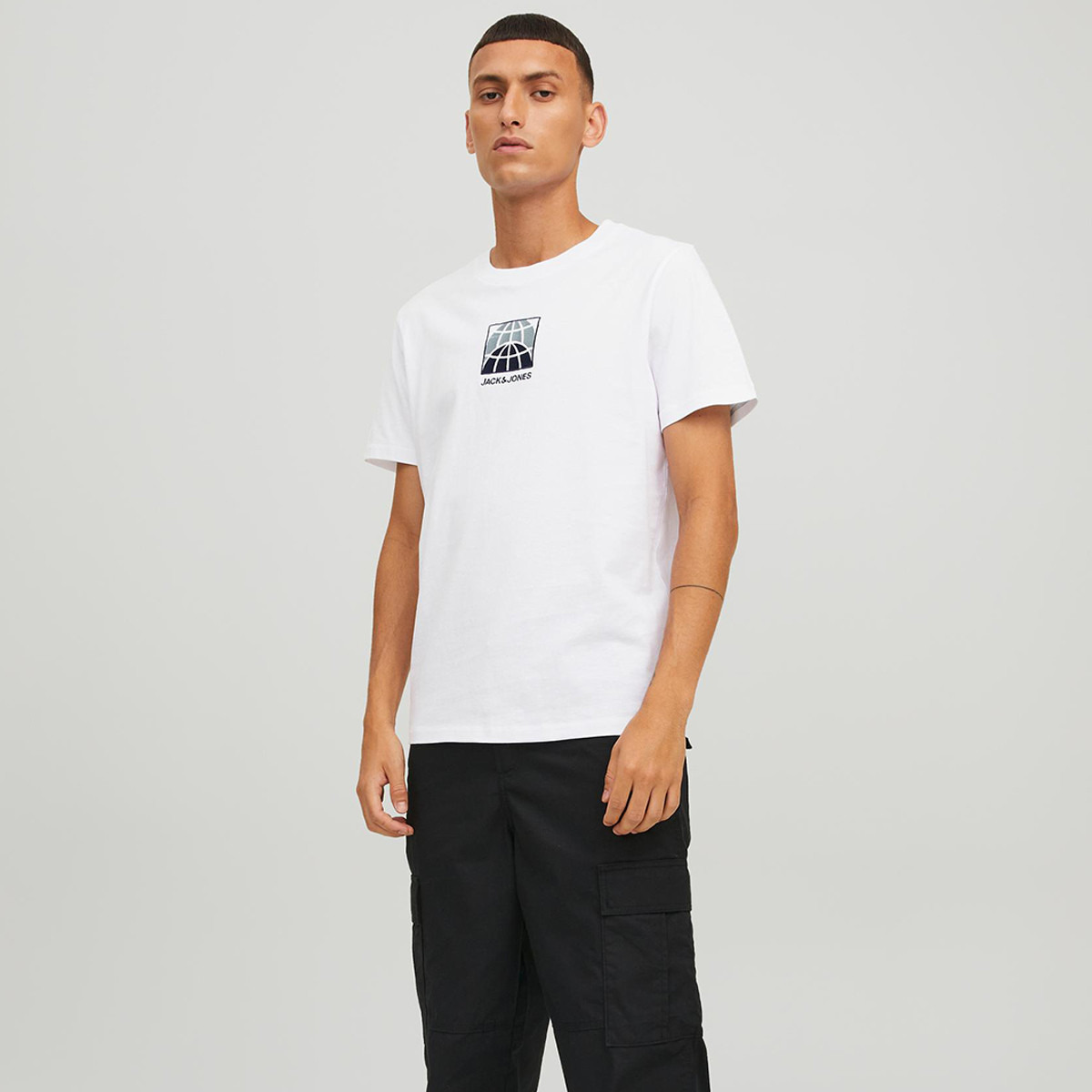 تي شيرت رجالي من جاك آند جونز بأكمام قصيرة و ياقة مستديرة و مطبوع مع لون ابیض-men-clothing-tshirtsandpolos-tshirts-image-5