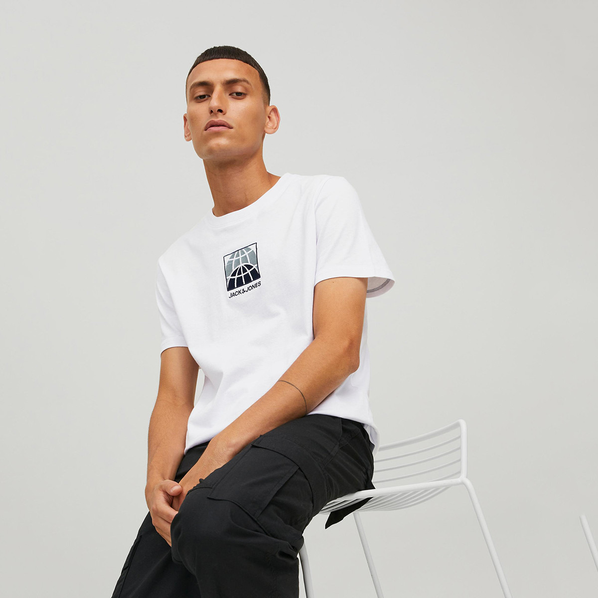 تي شيرت رجالي من جاك آند جونز بأكمام قصيرة و ياقة مستديرة و مطبوع مع لون ابیض-men-clothing-tshirtsandpolos-tshirts-image-6