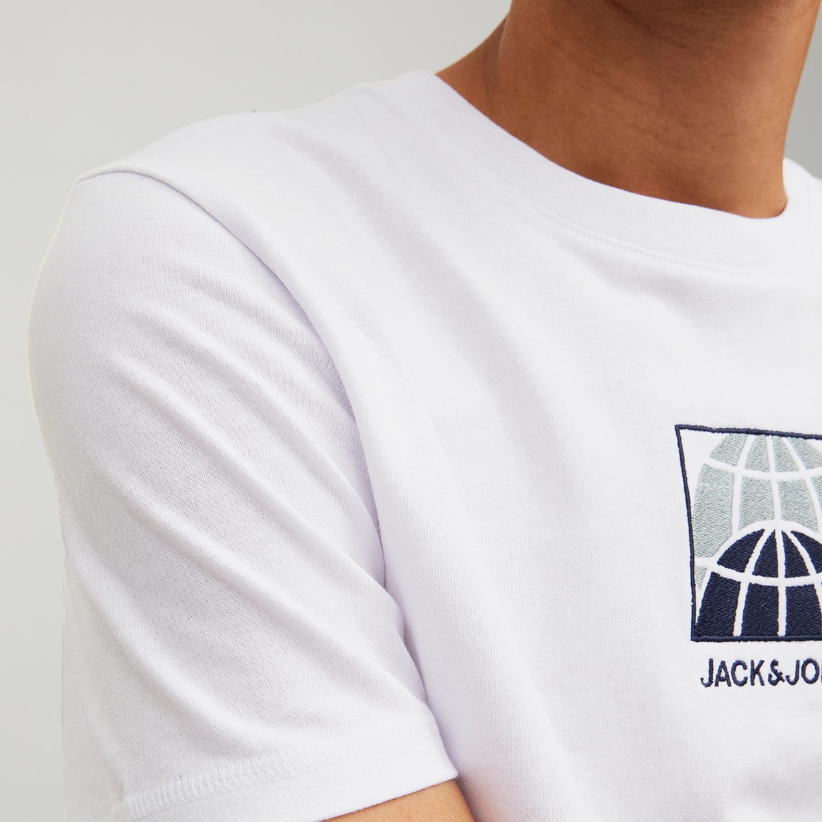 تي شيرت رجالي من جاك آند جونز بأكمام قصيرة و ياقة مستديرة و مطبوع مع لون ابیض-men-clothing-tshirtsandpolos-tshirts-image-7