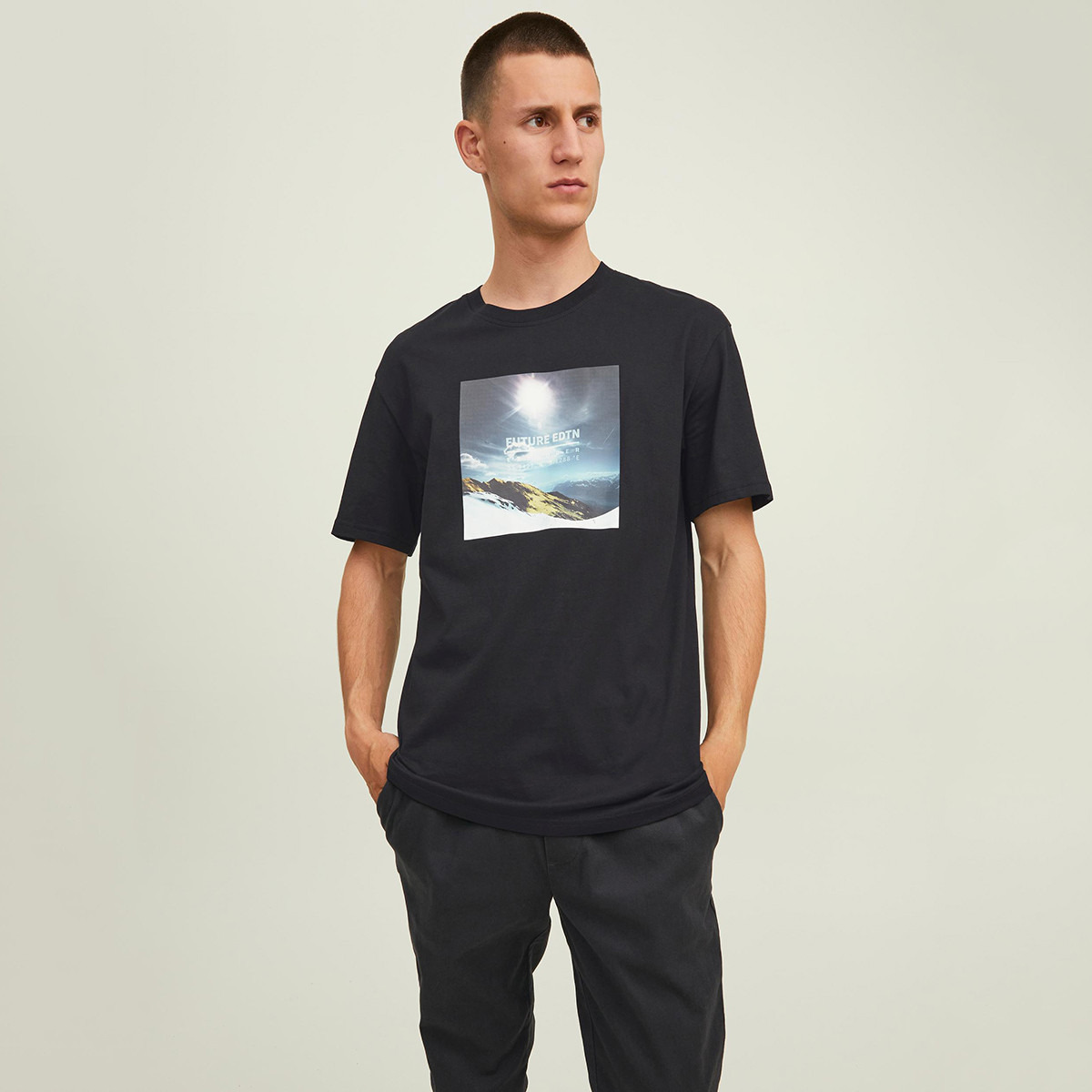 تي شيرت رجالي من جاك آند جونز بأكمام قصيرة و ياقة مستديرة و جرافيك مع لون اسود-men-clothing-tshirtsandpolos-tshirts-image-1