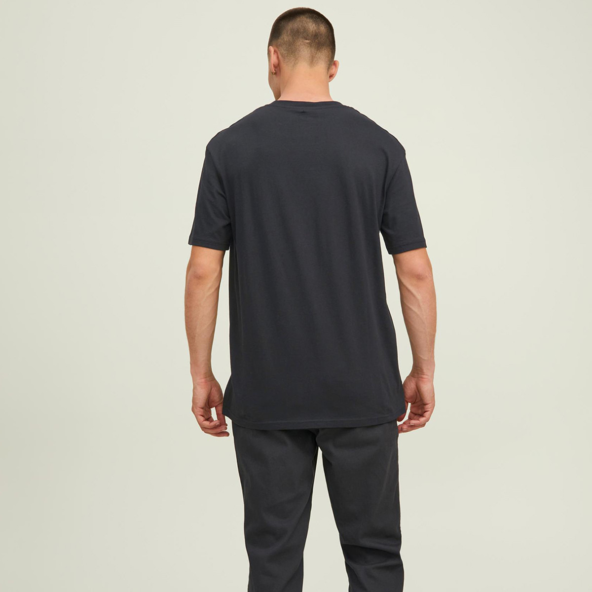 تي شيرت رجالي من جاك آند جونز بأكمام قصيرة و ياقة مستديرة و جرافيك مع لون اسود-men-clothing-tshirtsandpolos-tshirts-image-2